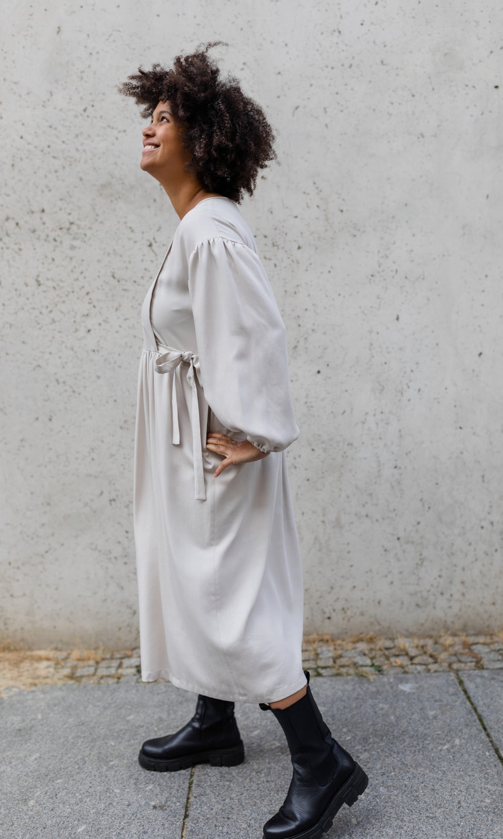 Stillkleid Shania in creme weiß seitlich mit Winter-Stiefel