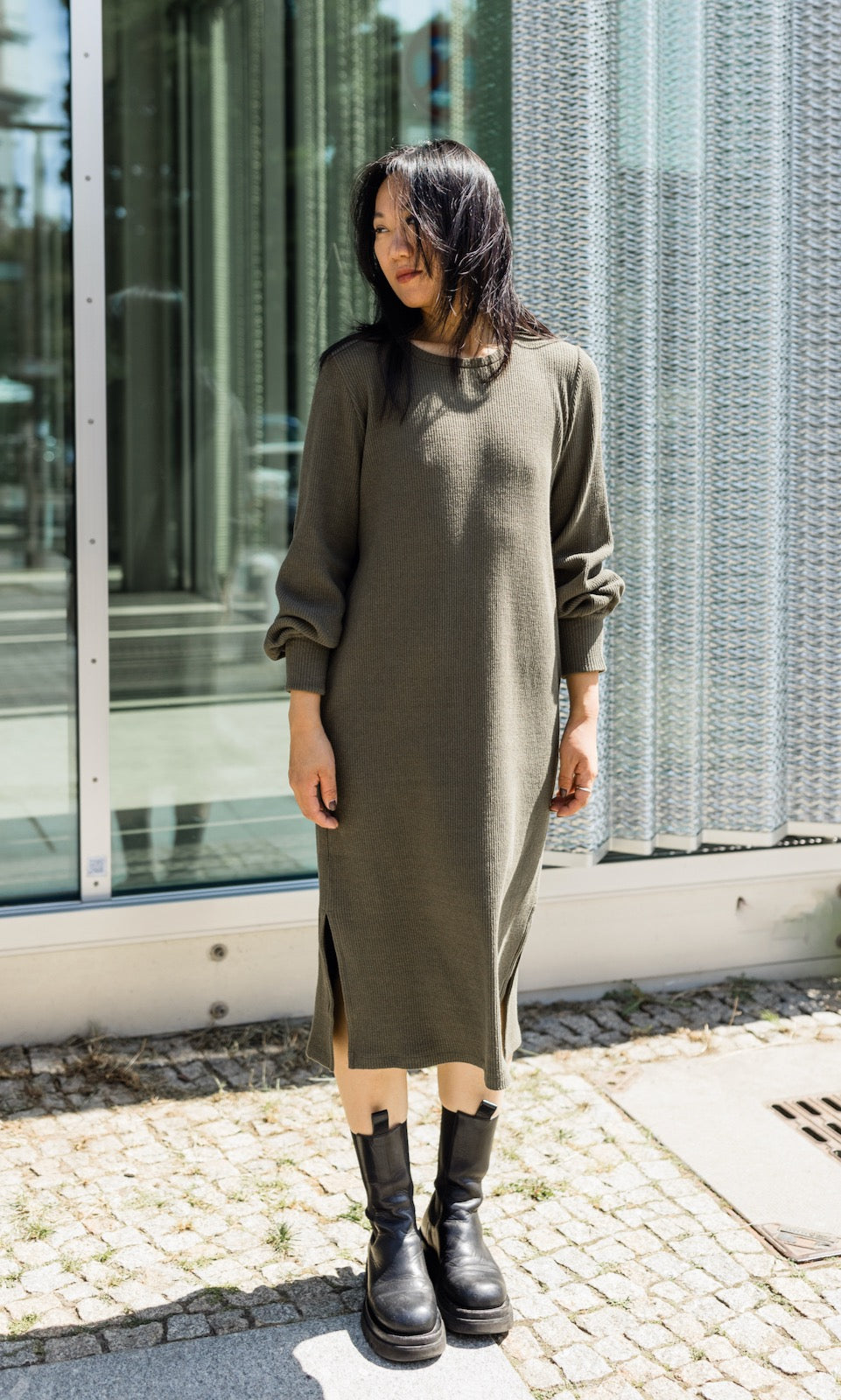 Langes Strickkleid Jules in olive grün – abricot coco