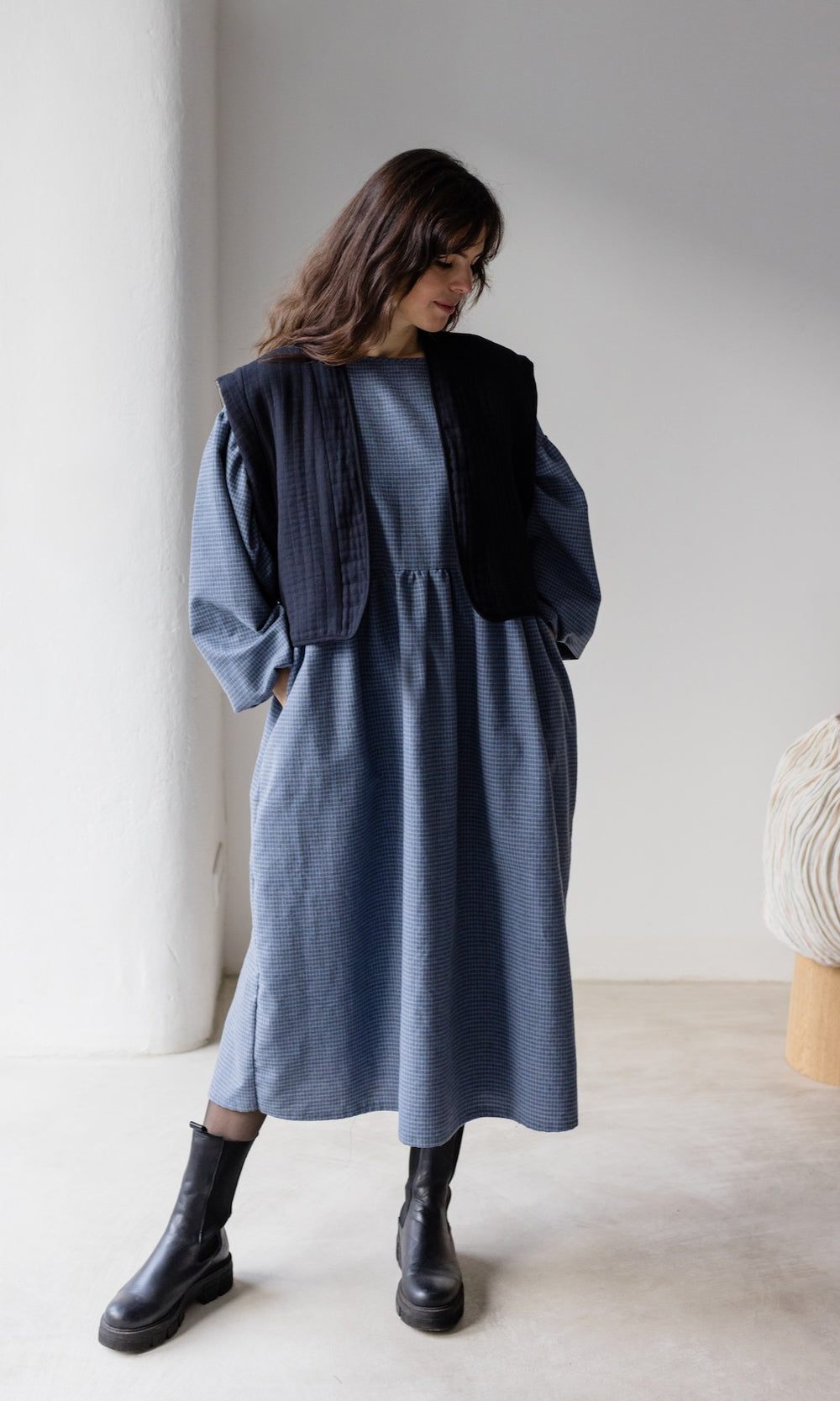 Stillkleid Lovis in blau mit Weste dunkelblau, Strumpfhose und schwarzen Stiefeln