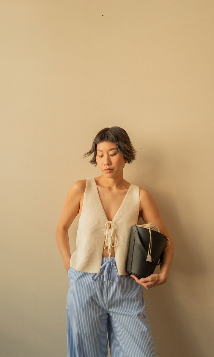 Knitted vest with bow detail
