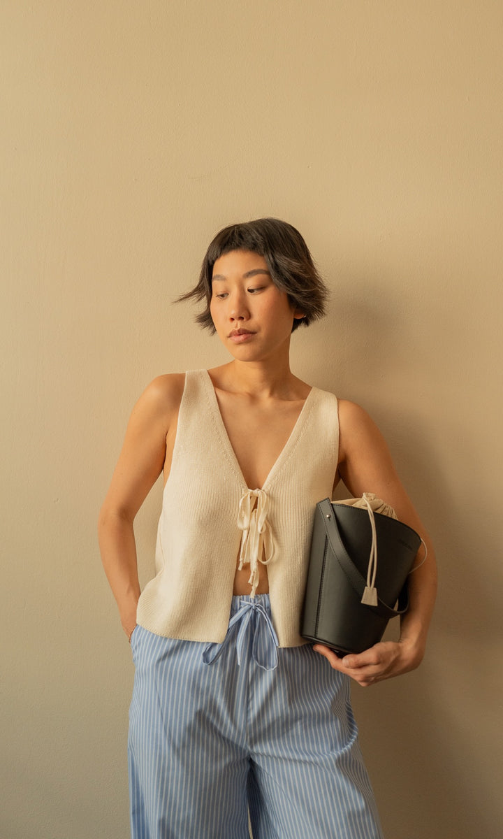 Knitted vest with bow detail