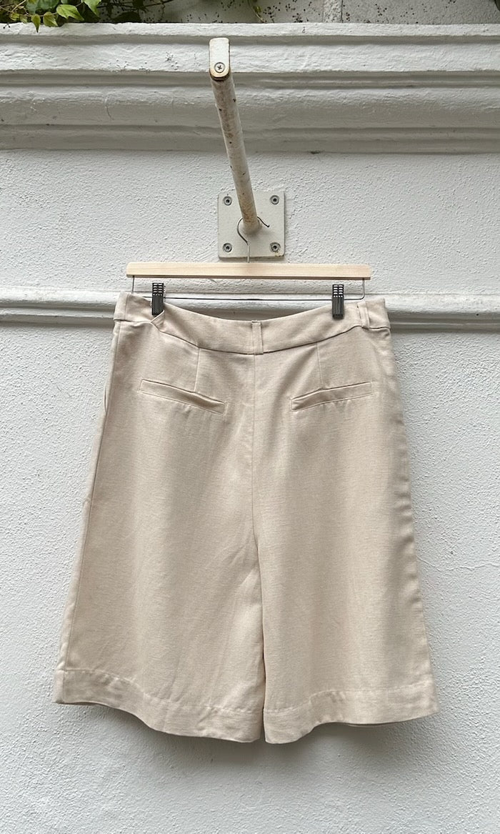 Bermuda aus Leinen in Creme — B-Ware