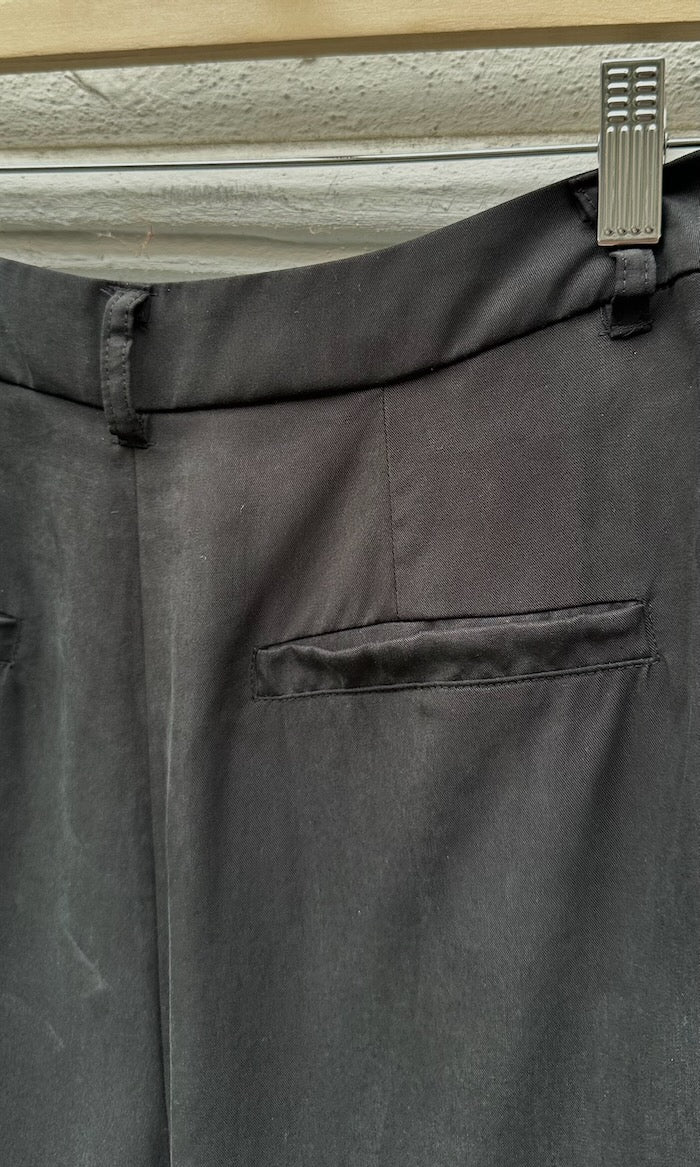 Bundfaltenhose aus Lyocell in Schwarz — B-Ware