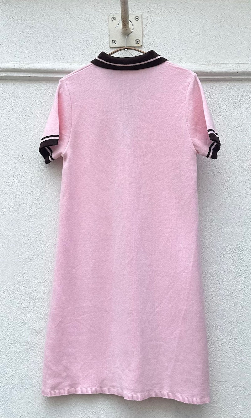 T-Shirt Kleid Toni aus Strick mit Polo Kragen in Rosé — B-Ware