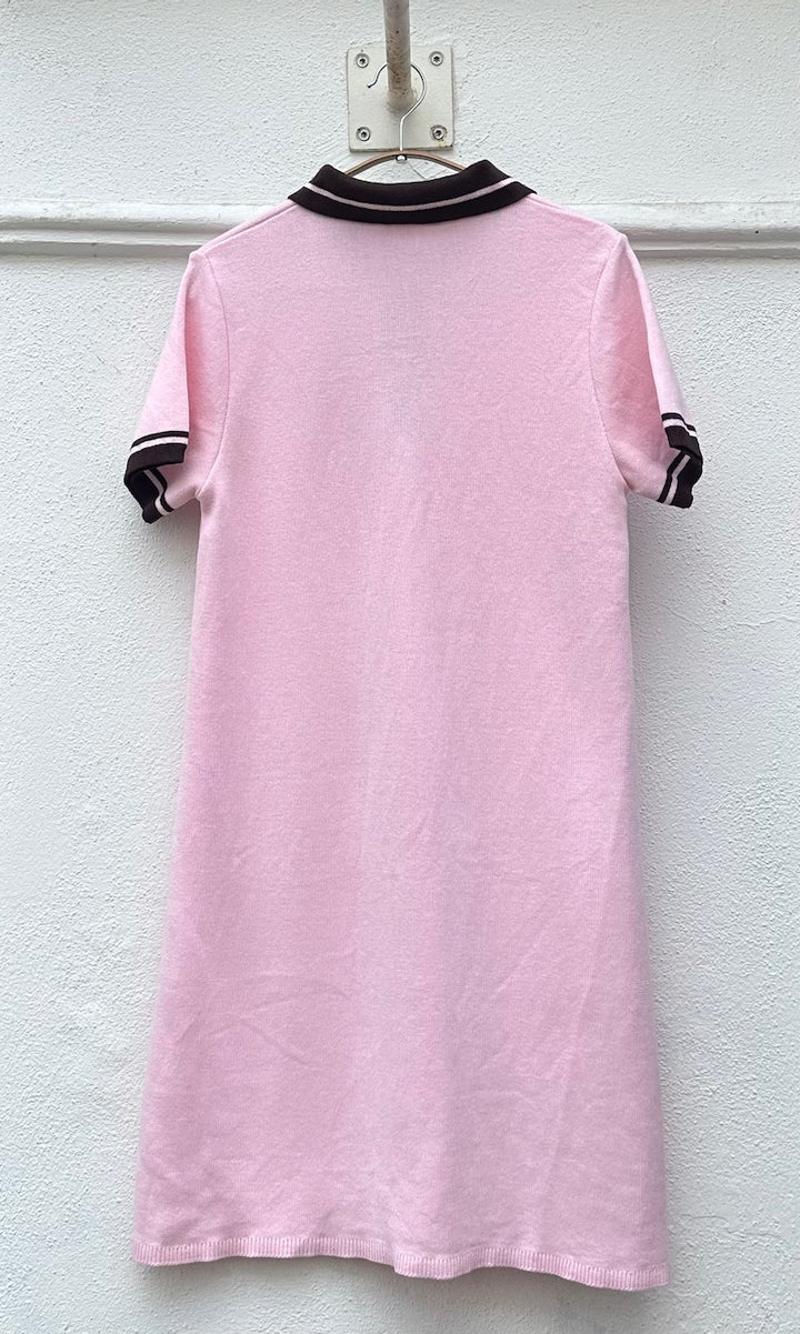 T-Shirt Kleid Toni aus Strick mit Polo Kragen in Rosé — B-Ware