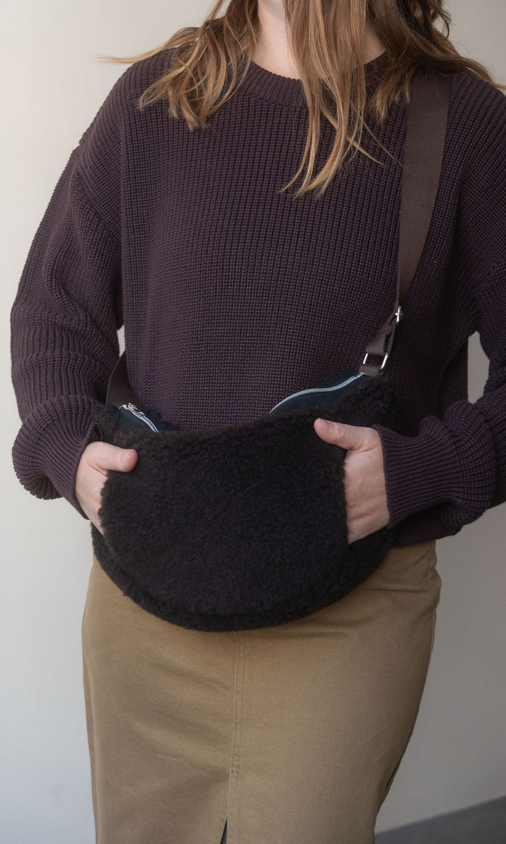Schafwoll Crossbody Bag mit Handwärmer / Dunkelbraun