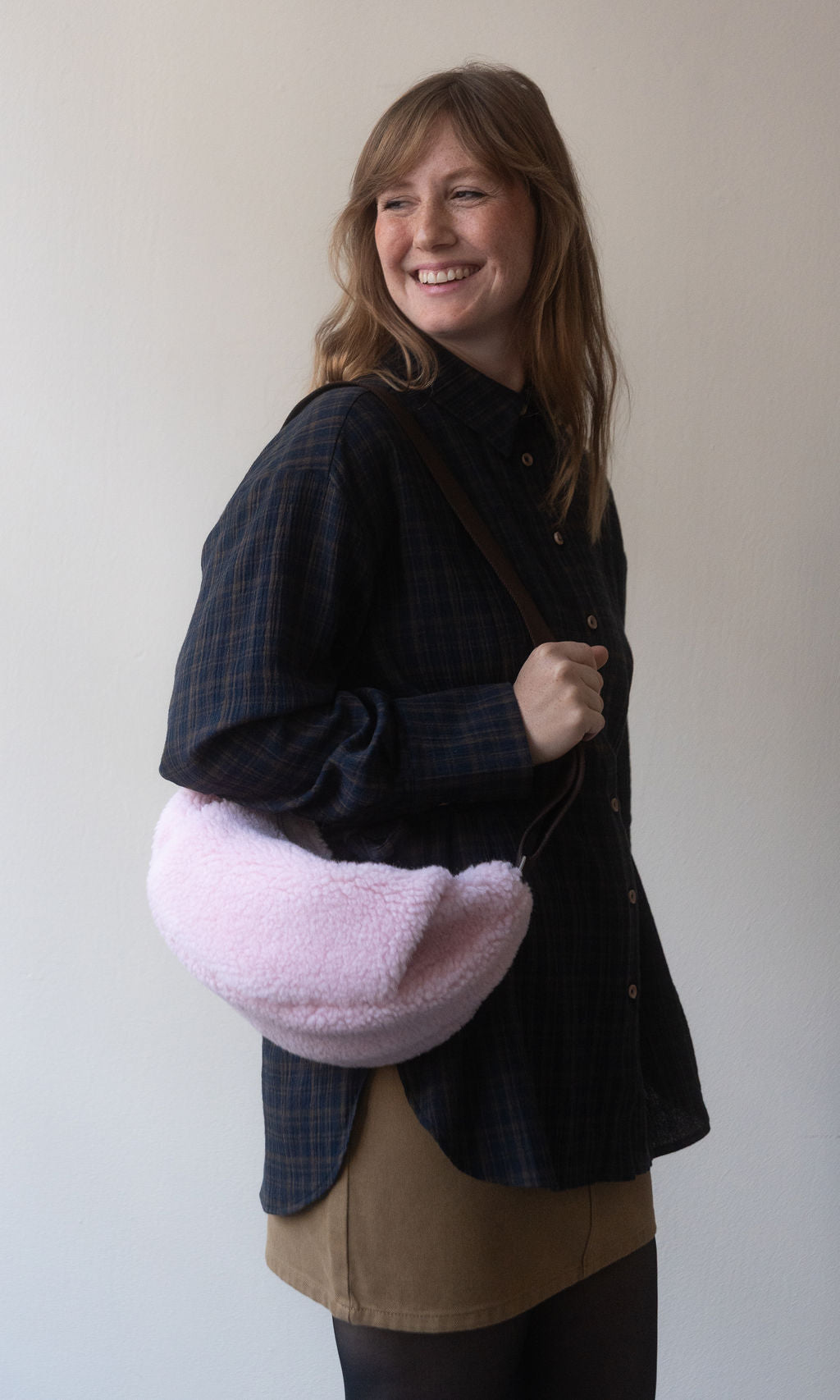 Schafwoll Crossbody Bag mit Handwärmer / Rosé