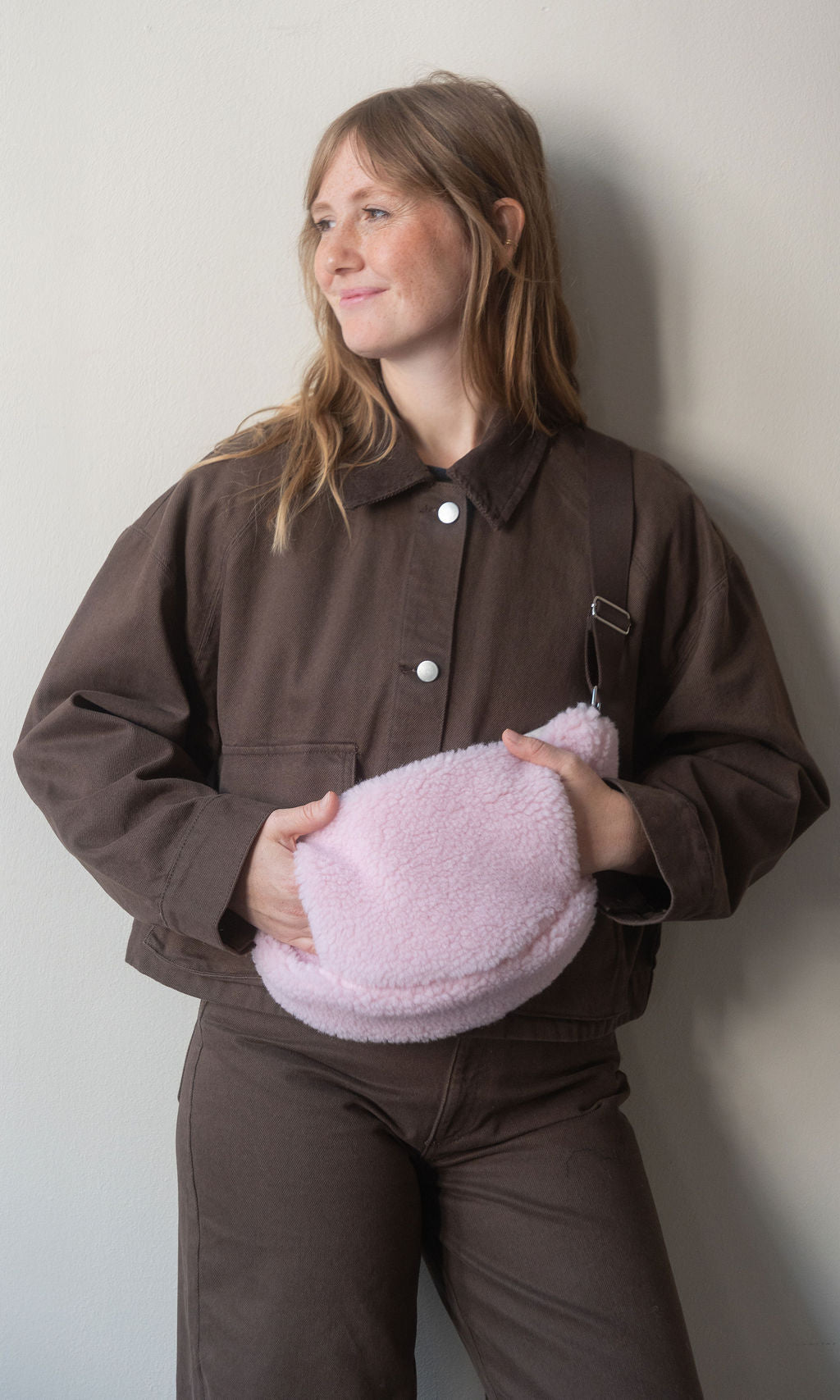 Schafwoll Crossbody Bag mit Handwärmer / Rosé