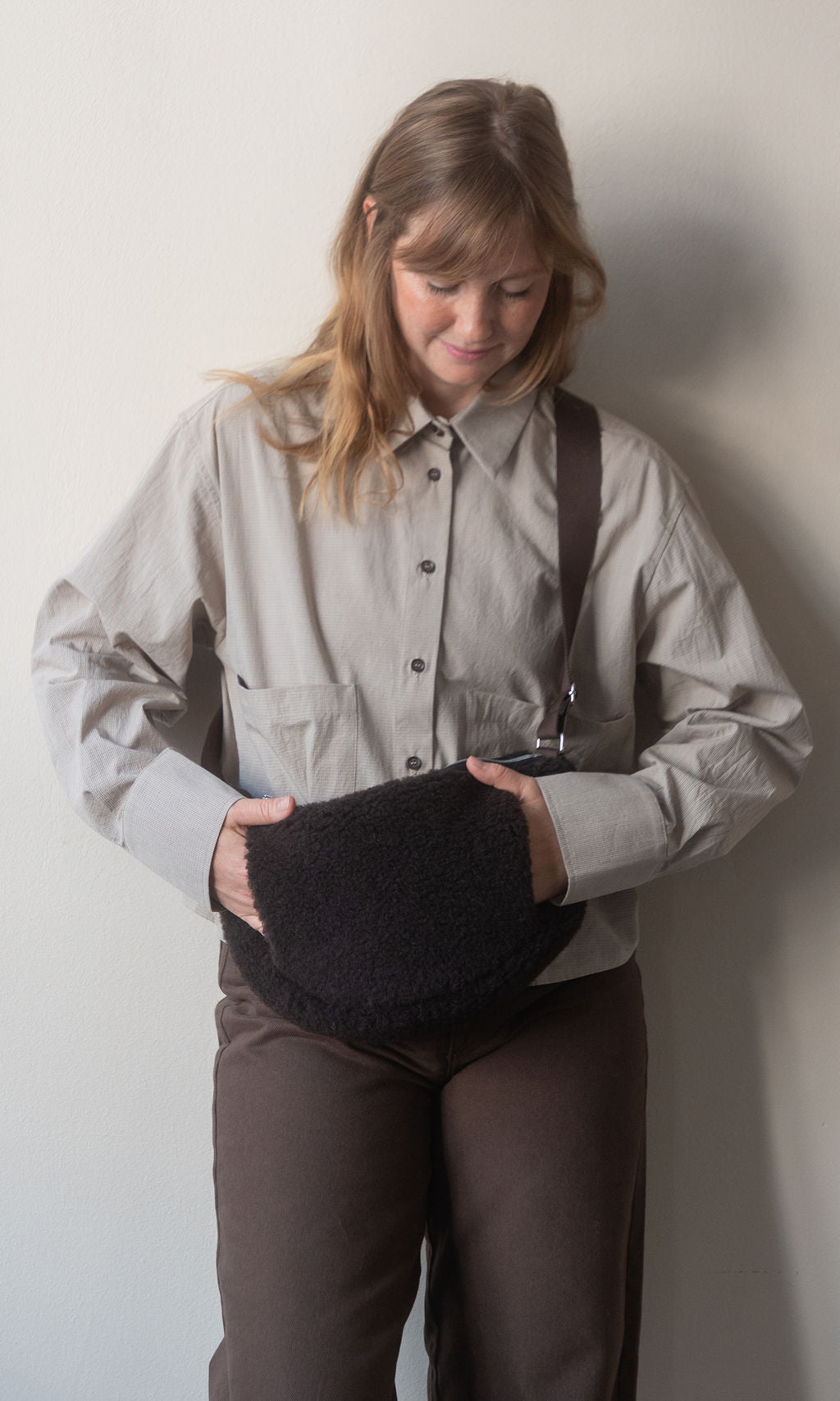 Schafwoll Crossbody Bag mit Handwärmer / Dunkelbraun