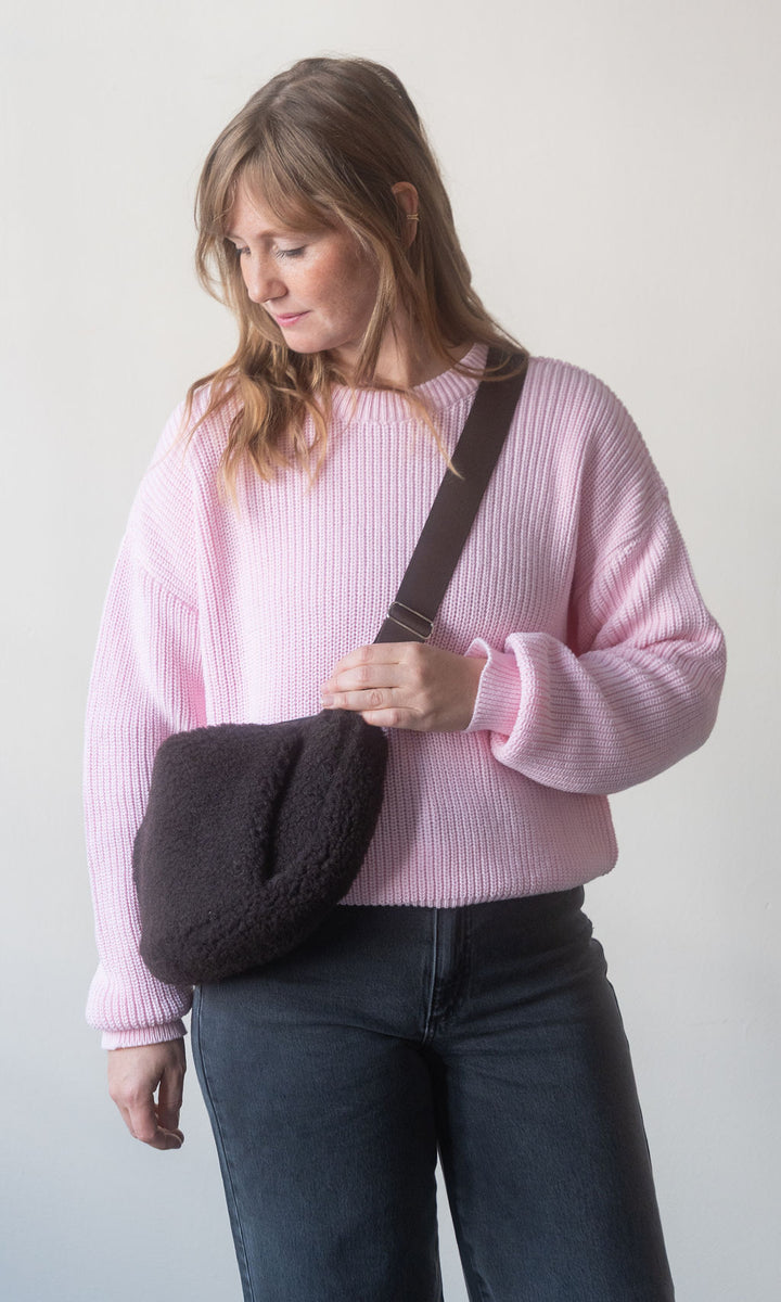Schafwoll Crossbody Bag mit Handwärmer / Dunkelbraun