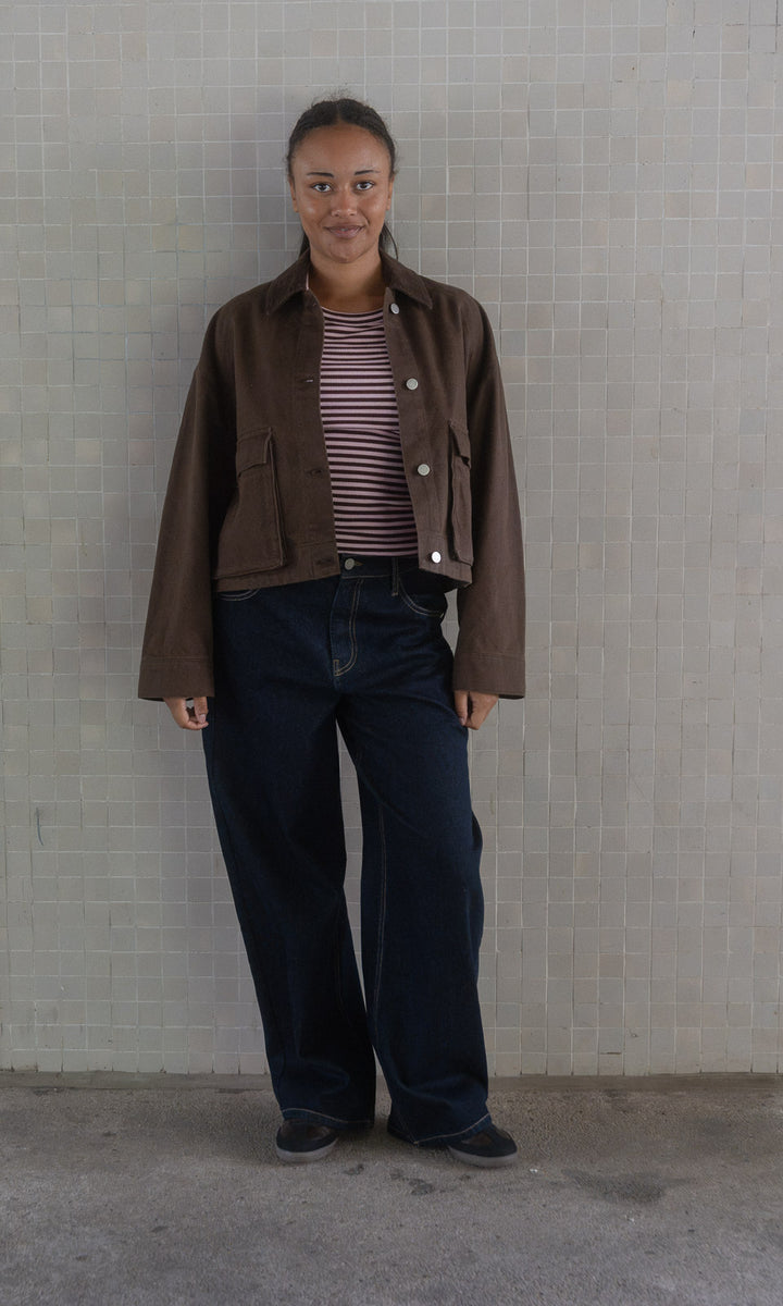 Jeansjacke mit aufgesetzten Taschen / Braun