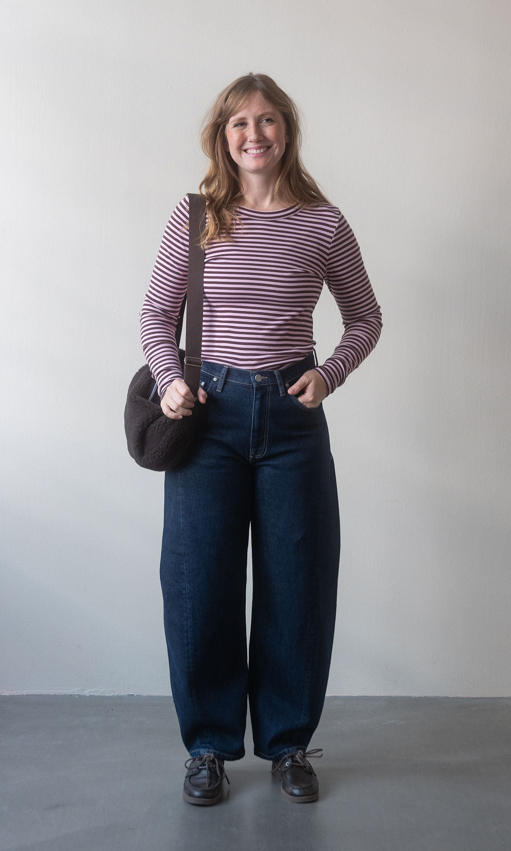Schafwoll Crossbody Bag mit Handwärmer / Dunkelbraun