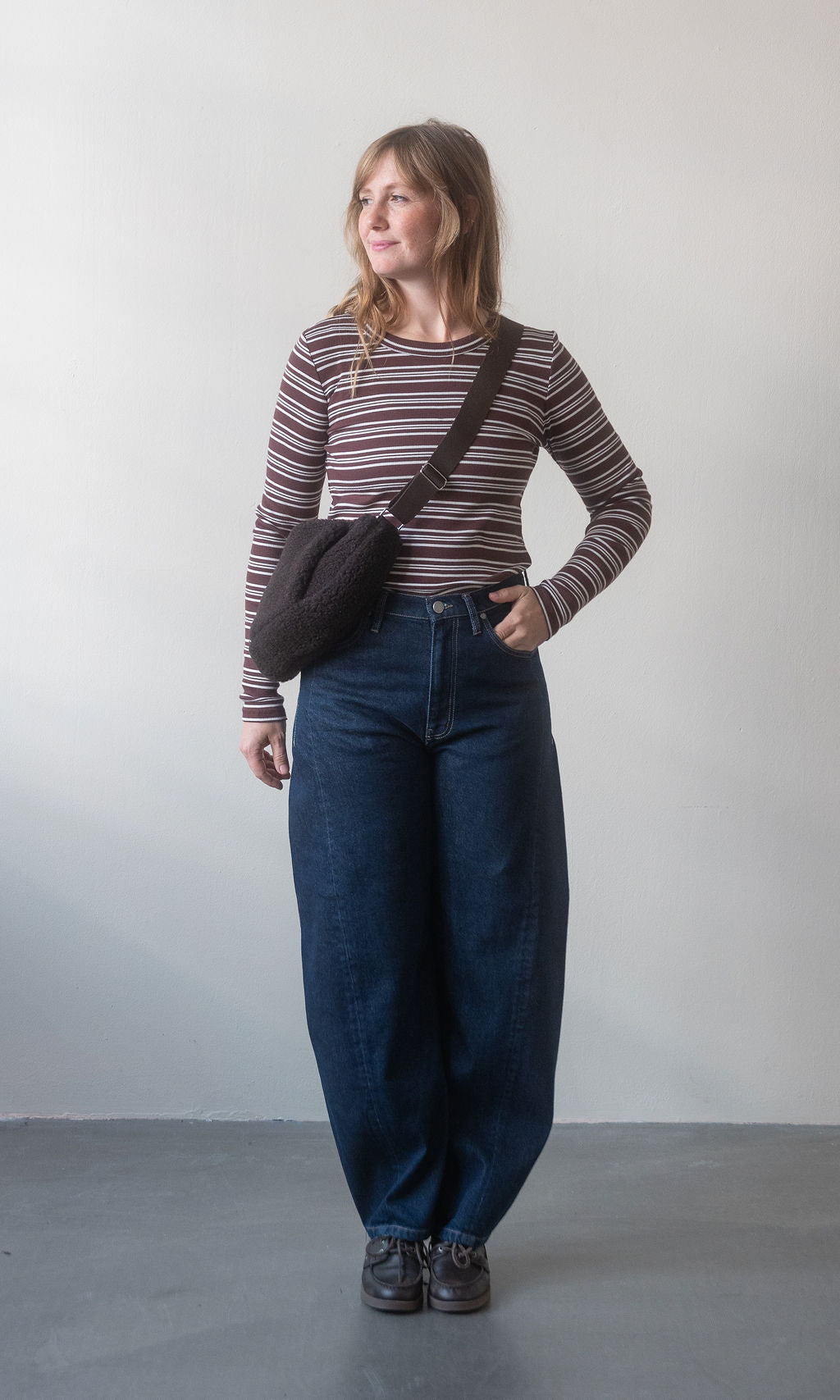 Schafwoll Crossbody Bag mit Handwärmer / Dunkelbraun