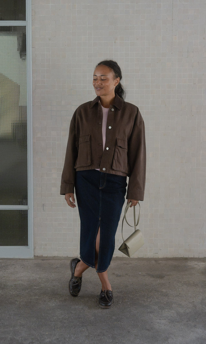 Jeansjacke mit aufgesetzten Taschen / Braun