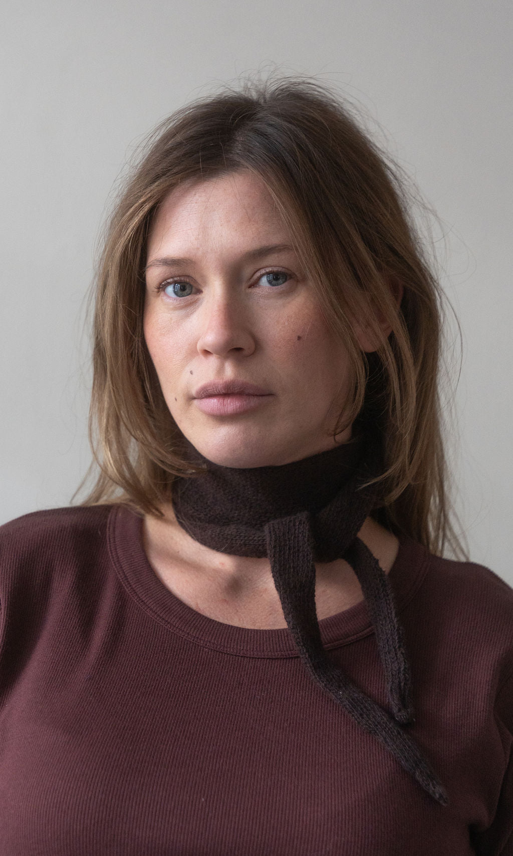 Kleiner Strickschal zum Binden aus Wolle / Braun
