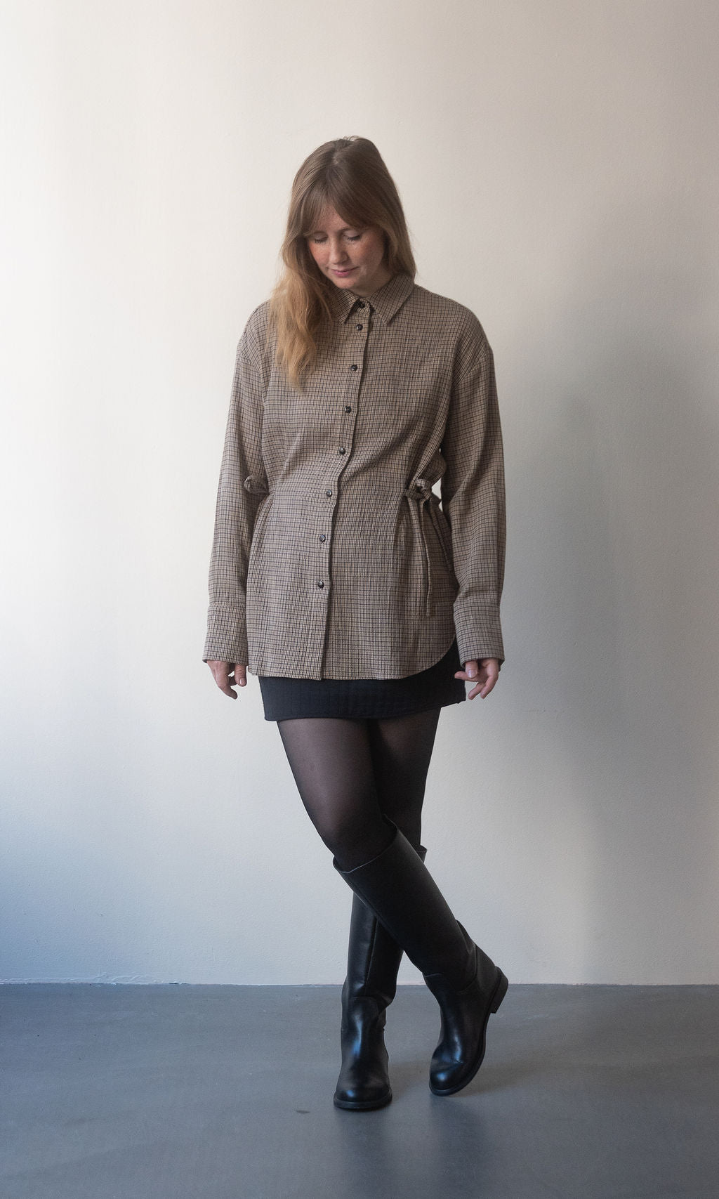 Bluse Liv mit Schleifen / beige-kariert