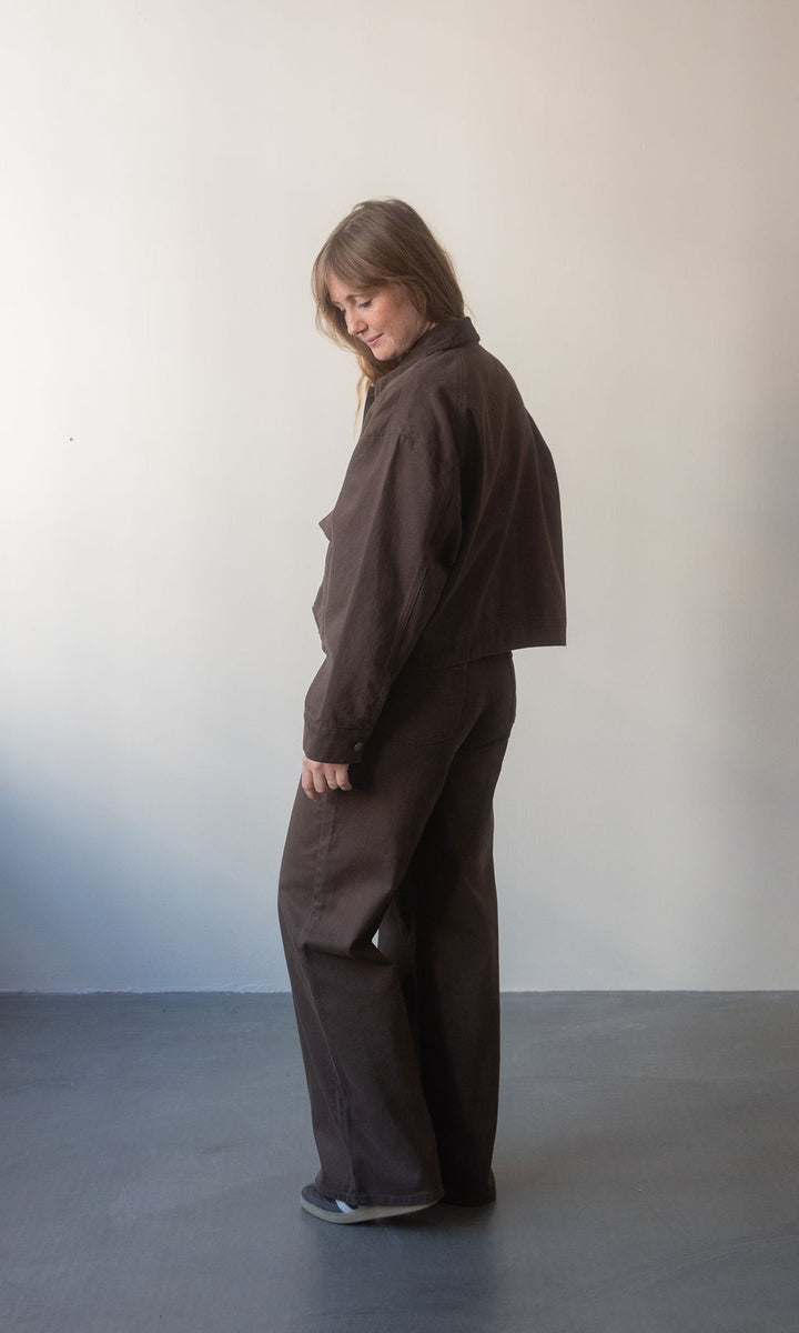 Jeansjacke mit aufgesetzten Taschen / Braun
