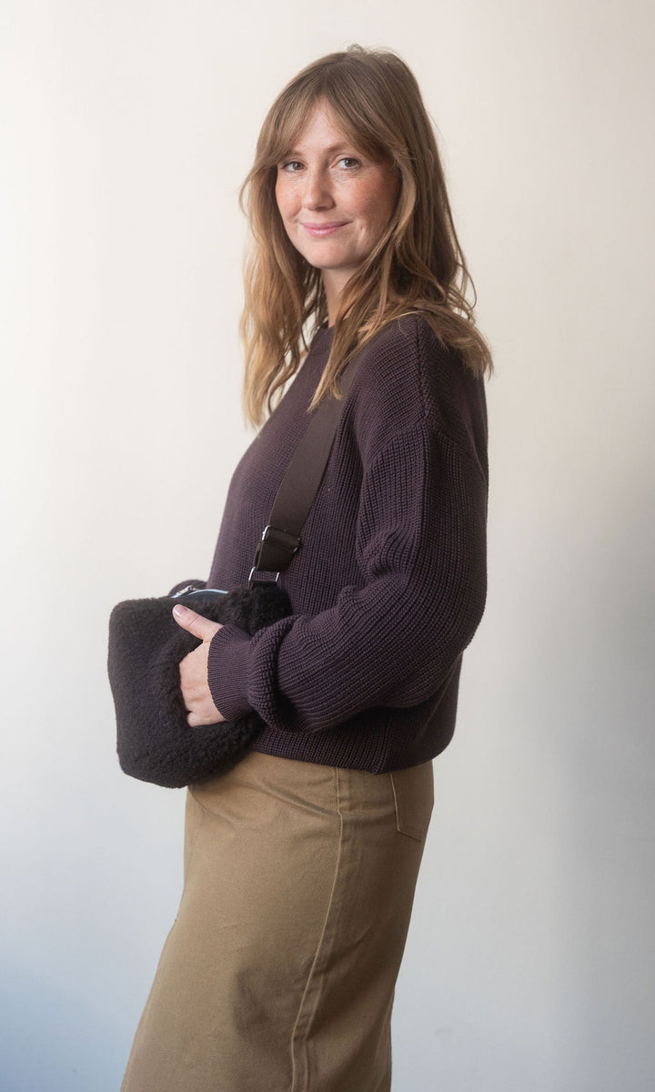 Schafwoll Crossbody Bag mit Handwärmer / Dunkelbraun