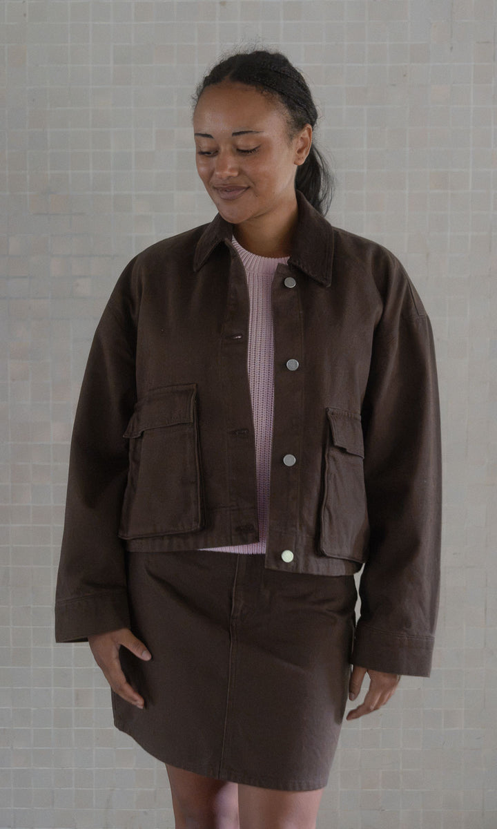 Jeansjacke mit aufgesetzten Taschen / Braun