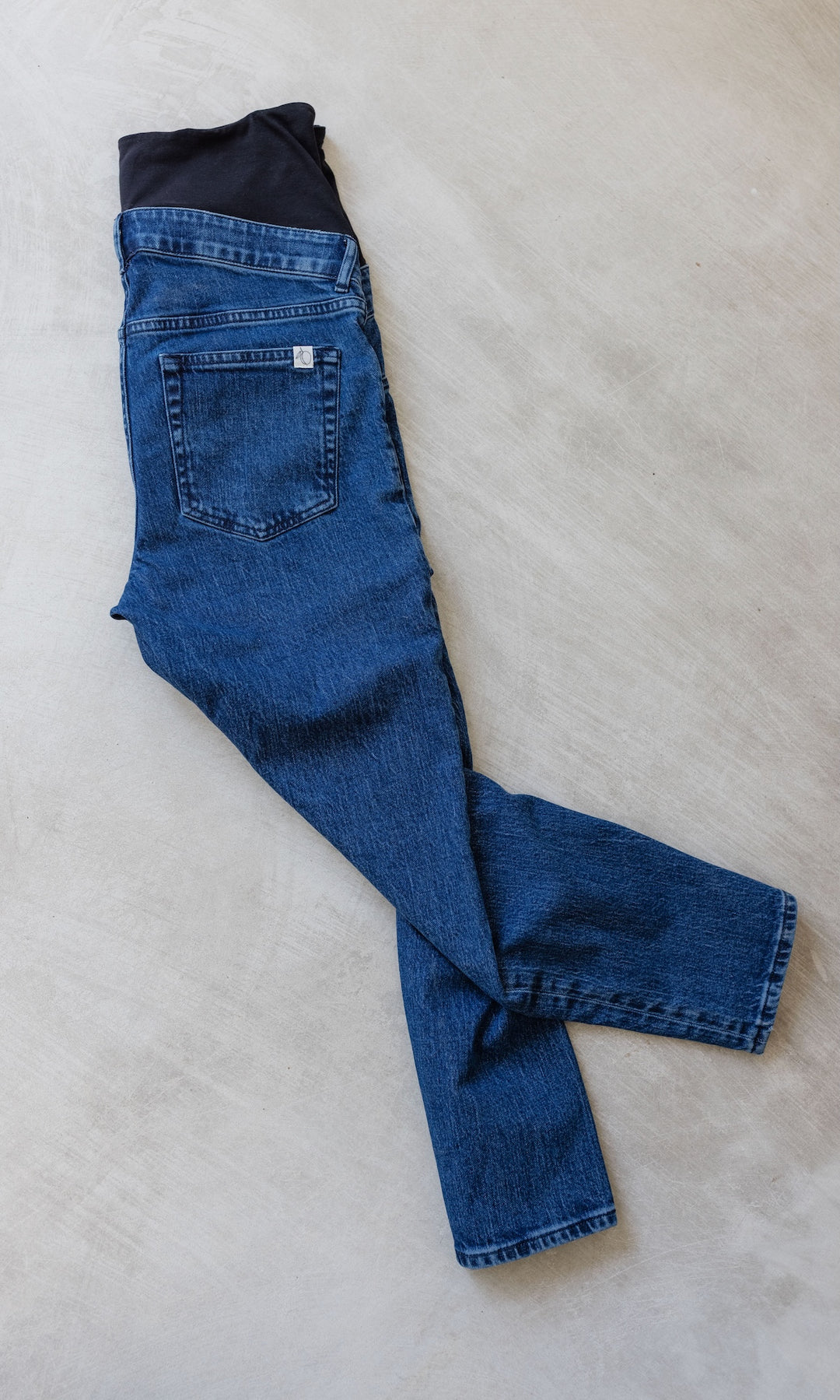 Schwangerschaftsjeans im French Fit Look in dunkelblau mit Bauchbund.