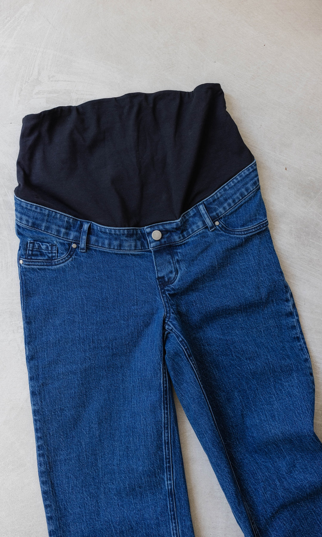 Schwangerschaftsjeans im French Fit Look in dunkelblau Detail Bauchbund.