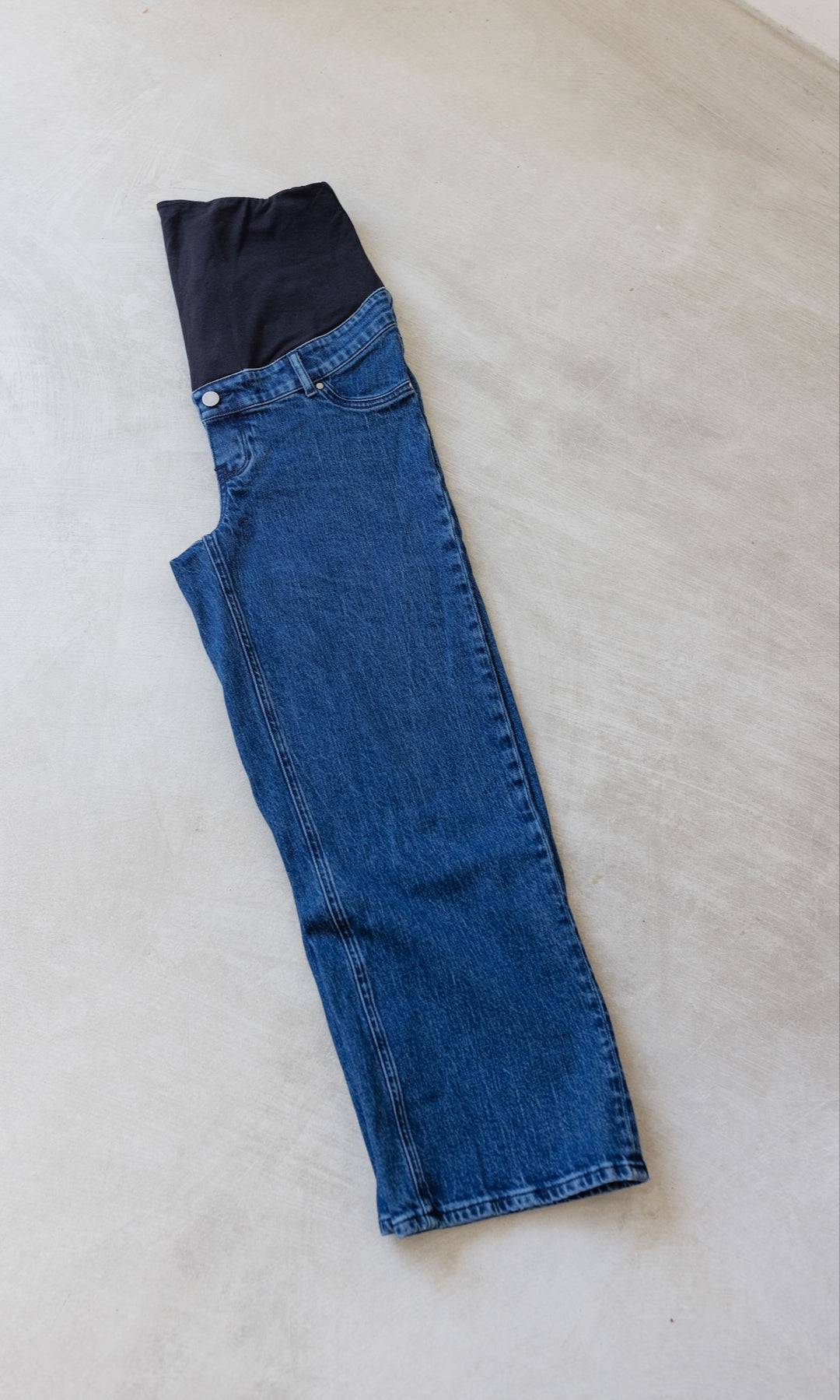 Dunkelblaue Schwangerschaftsjeans im French Fit Look. Detail gerades Bein.