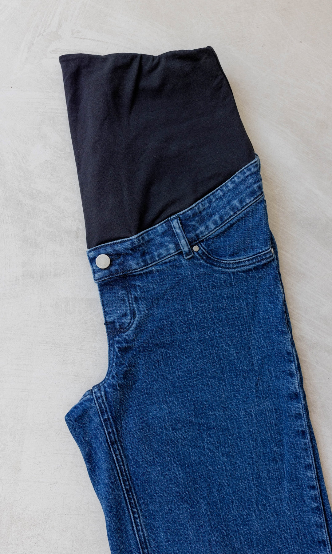 Schwangerschaftsjeans im French Fit Look in dunkelblau. Detail Länge Bauchbund.