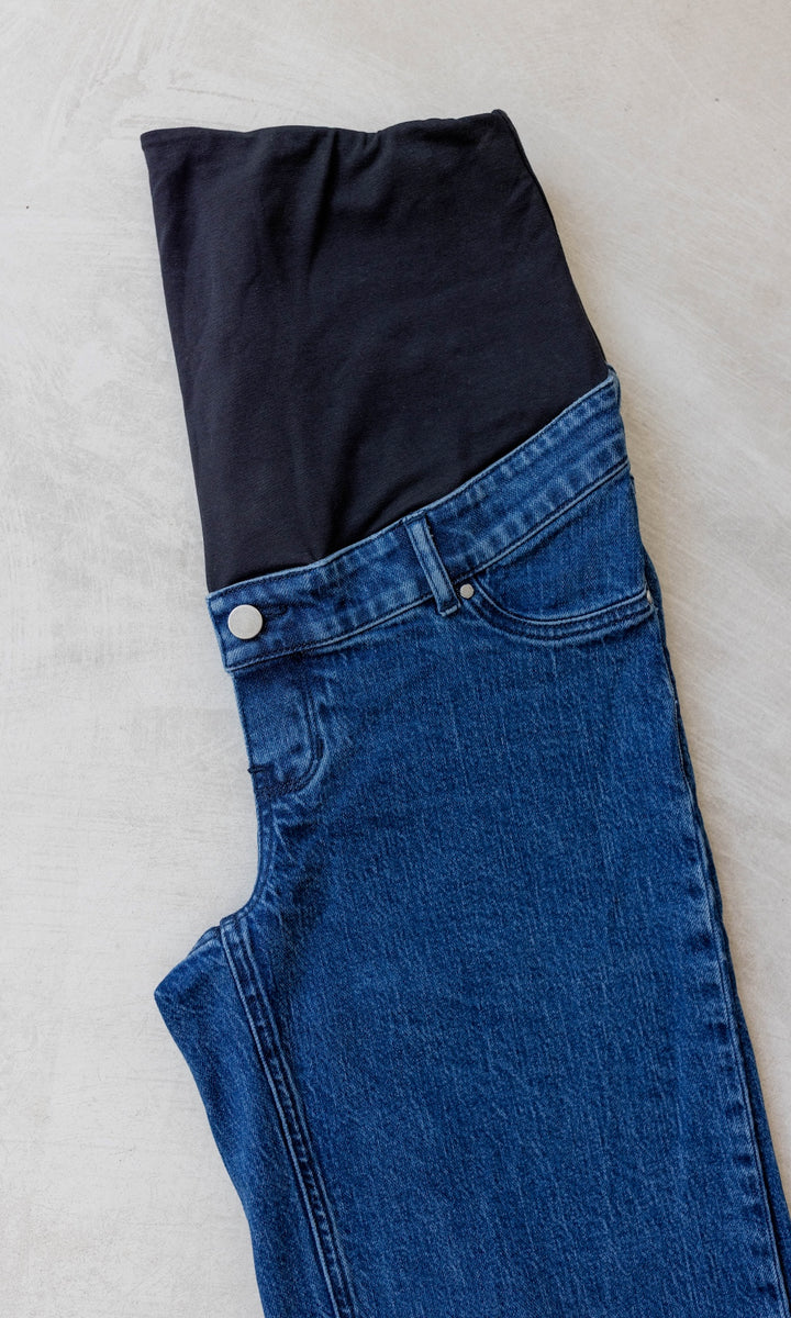 Schwangerschaftsjeans im French Fit Look in dunkelblau. Detail Länge Bauchbund.