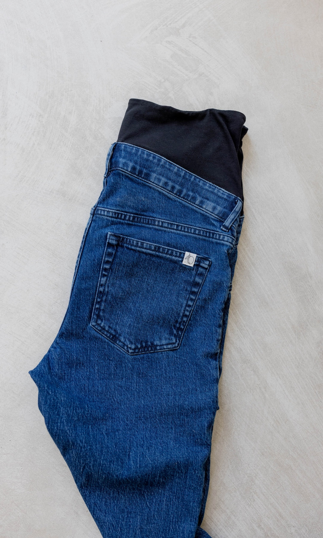 Schwangerschaftsjeans im French Fit Look in dunkelblau. Detail Bauchbund hinten.