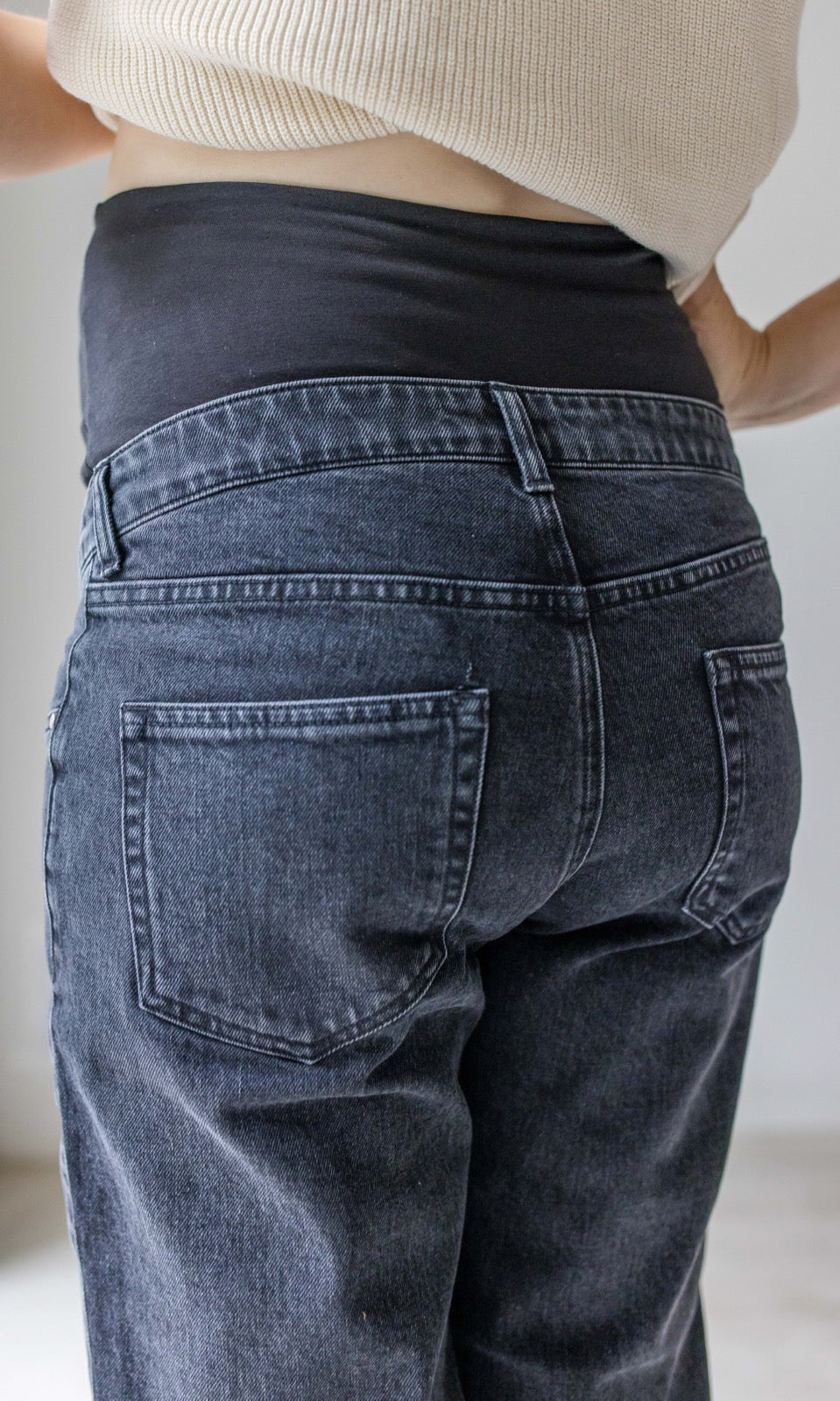 Schwarze Umstandsjeans im Mom Fit Look mit Bauchbund. Rückansicht Bauchbund.