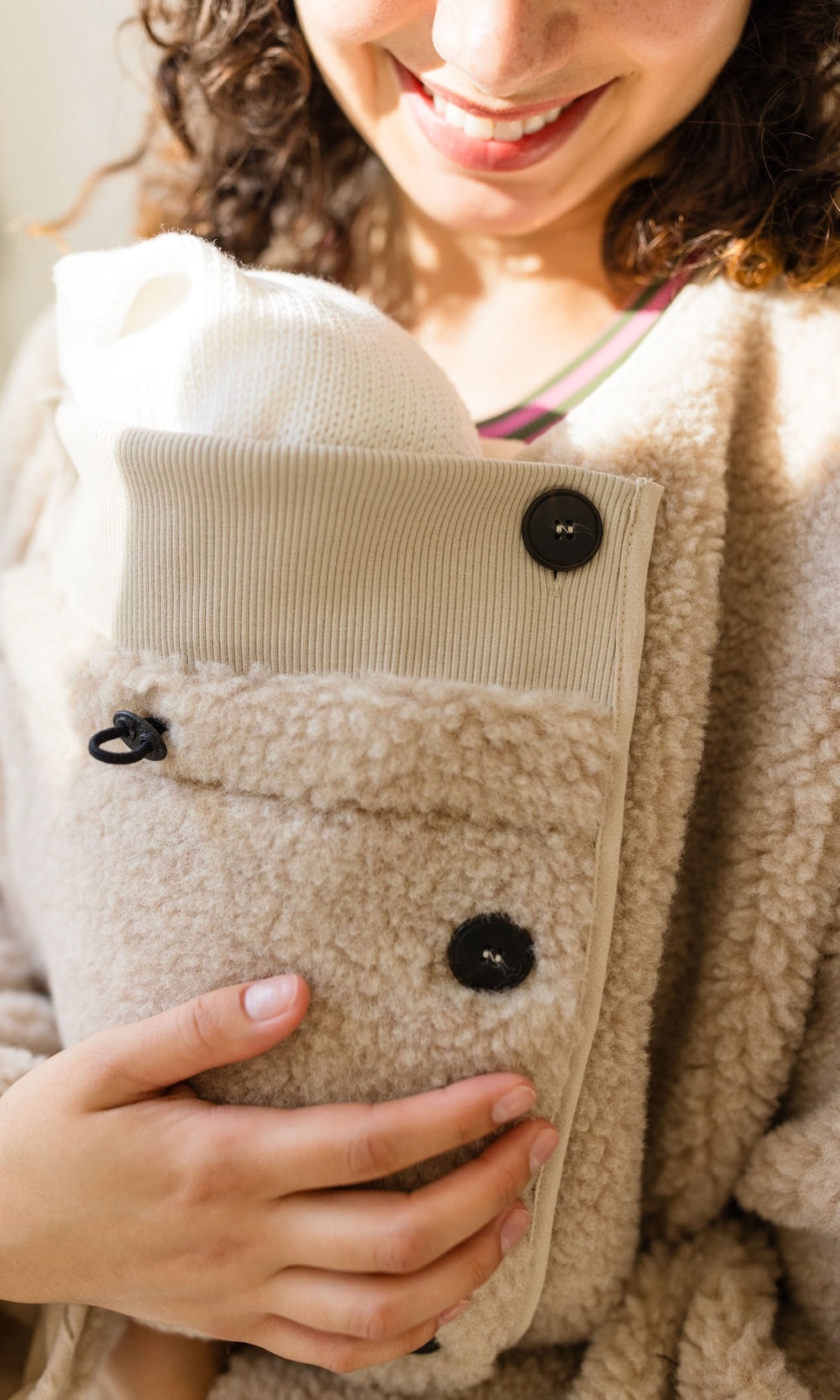 Babytrage Einsatz für Schafwoll Jacke in creme natur Detail Knöpfe Blick zum Kind