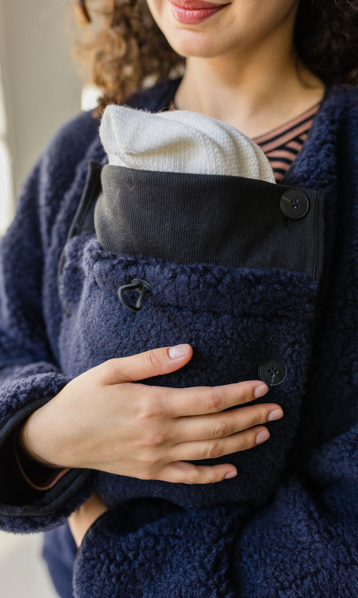 Babytrage Einsatz für Schafwoll Jacke in dunkelblau Detail Knöpfe