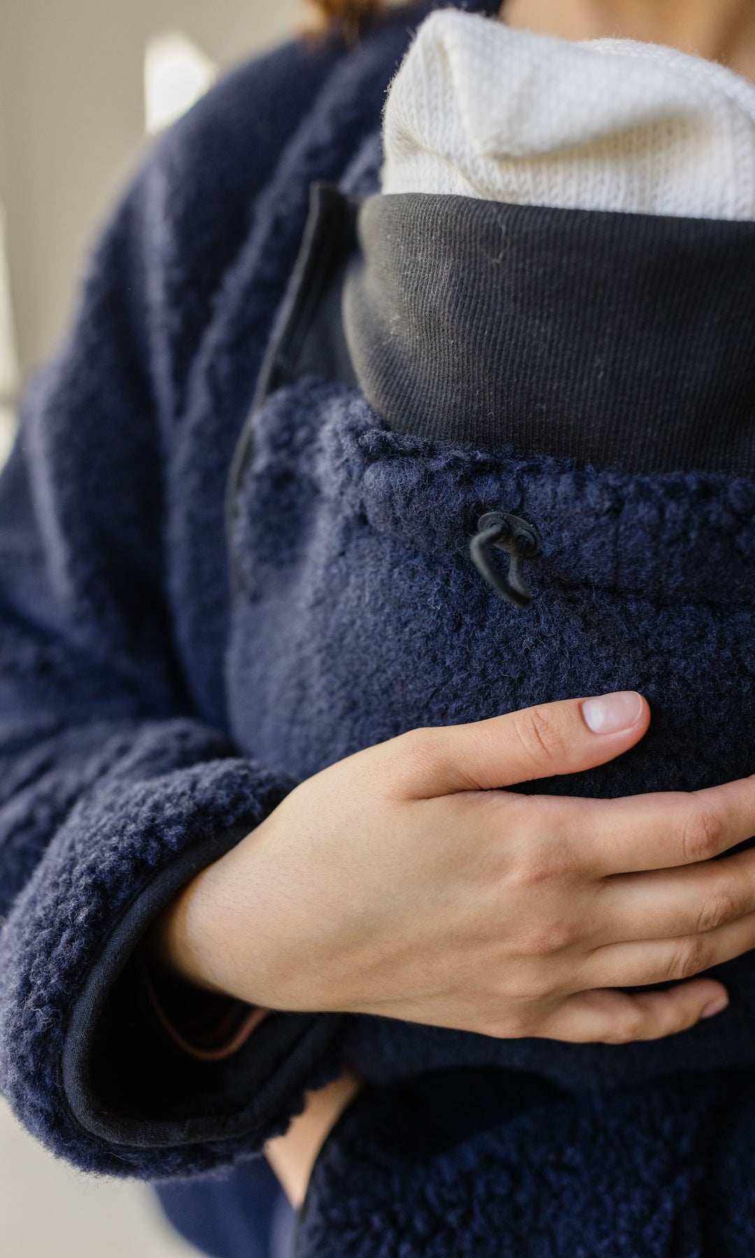 Babytrage Einsatz für Schafwoll Jacke in dunkelblau Detail Verstellbändchen