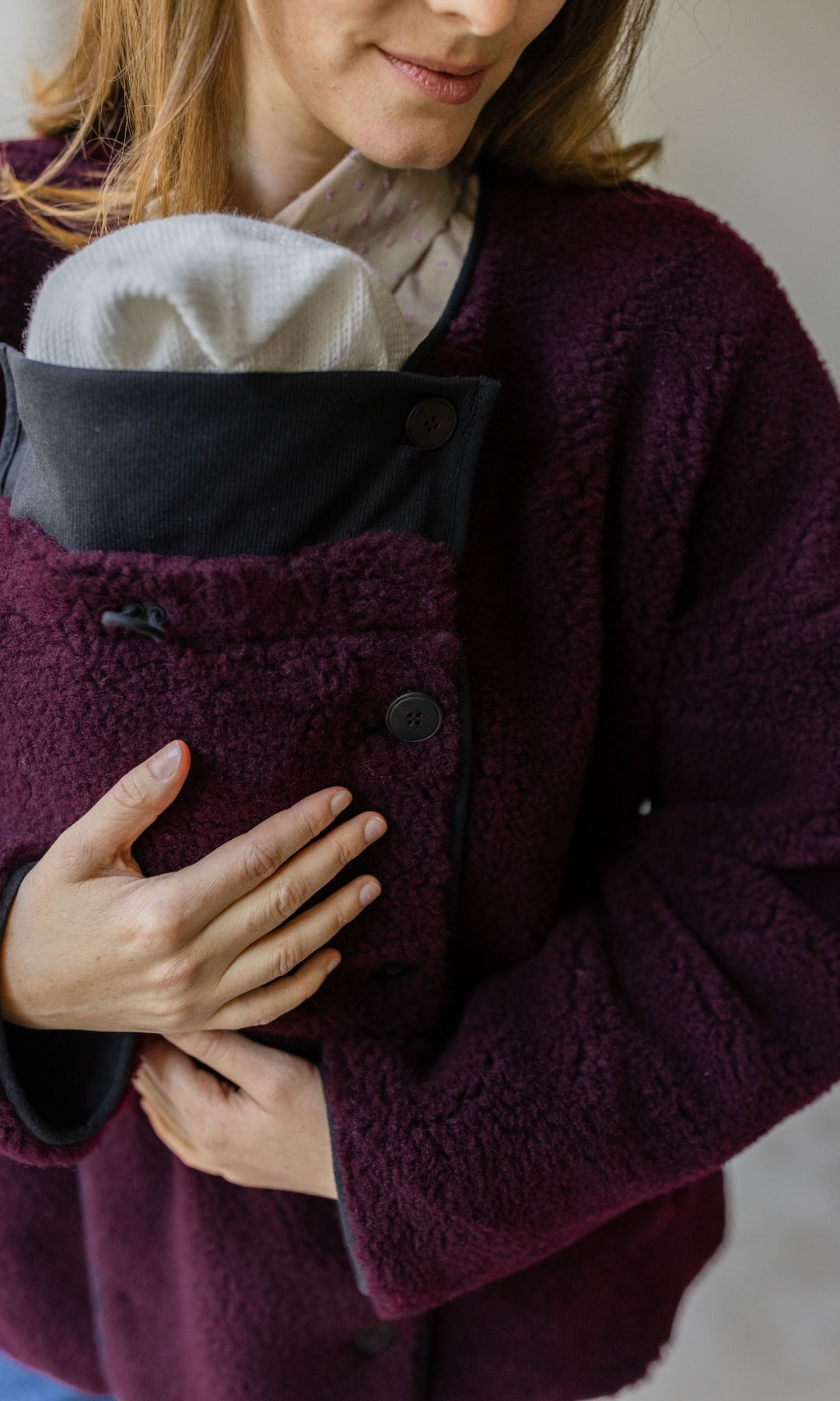 Babytrage Einsatz für Schafwoll Jacke in weinrot Detail Knöpfe Blick seitlich