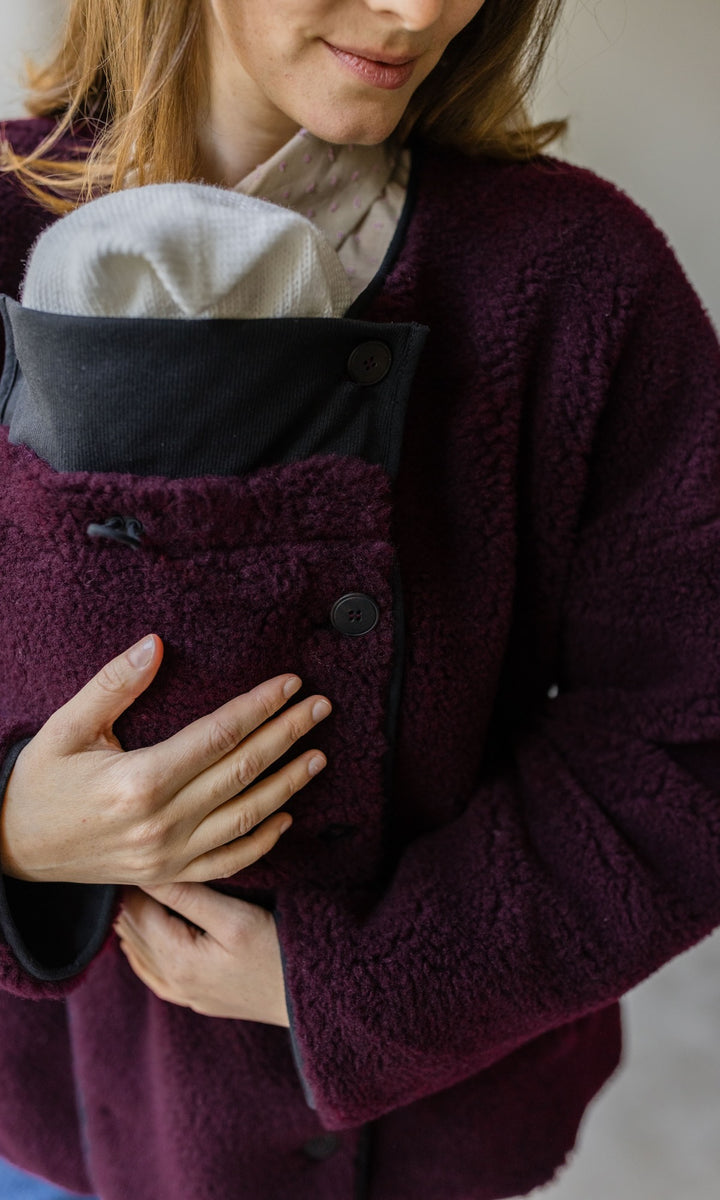 Babytrage Einsatz für Schafwoll Jacke in weinrot Detail Knöpfe Blick seitlich