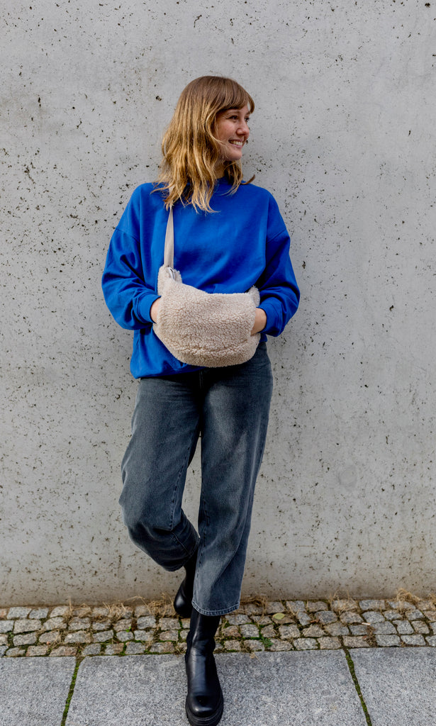 Crossbody Bag aus Bio Schafwolle mit Handwärmer