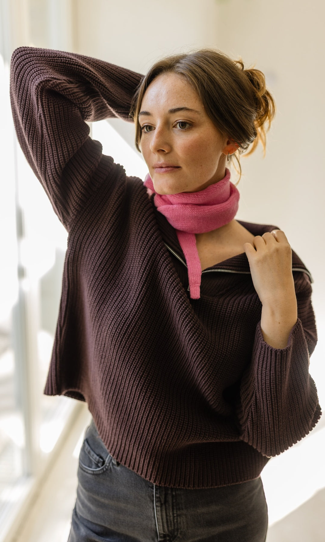 Kleiner Mini Strickschal in rosa im Outfit mit rotem Pullover Blick seitlich