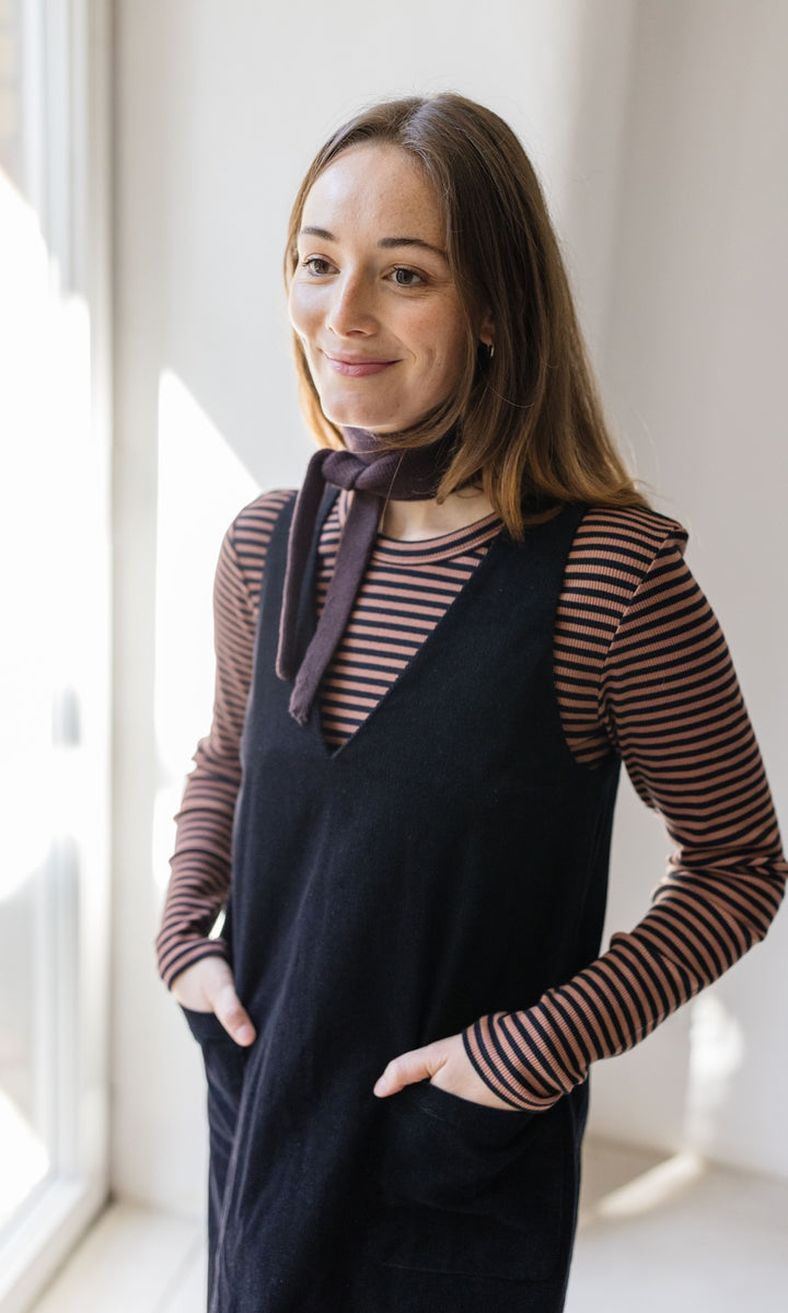 Langarm Stillshirt Zoe in braun gestreift kombiniert mit schwarzem Kleid und braunem Halstuch vor grauer Wand seitlich Blick seitlich