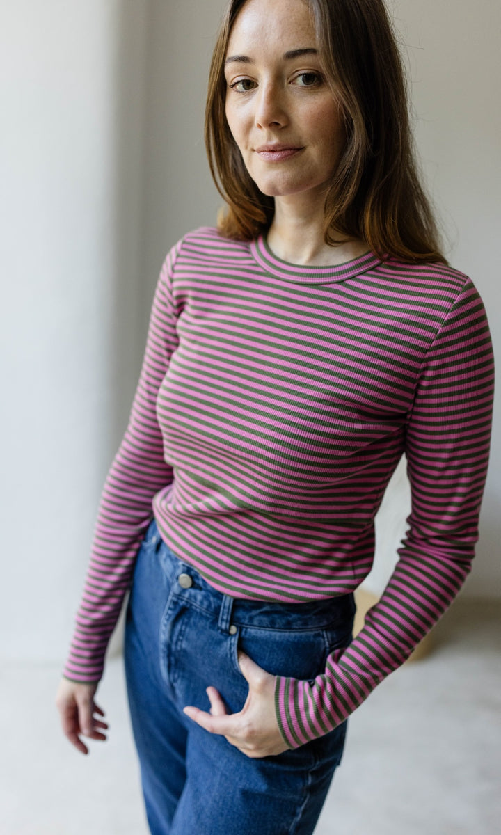 Langarm Stillshirt Zoe in rosa gestreift kombiniert mit blauer Jeans vor grauer Wand seitlich Blick seitlich