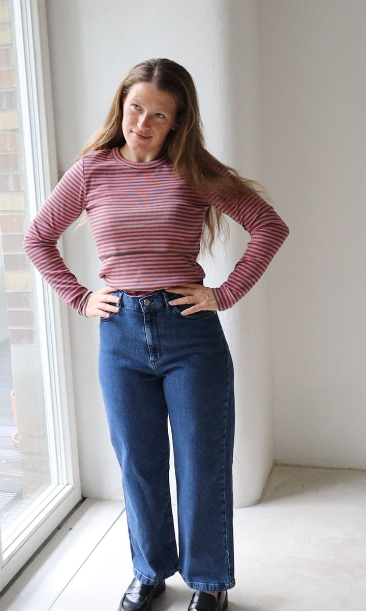 Langarm Stillshirt Zoe in rosa gestreift kombiniert mit blauer Jeans vor grauer Wand von vorne Blick seitlich