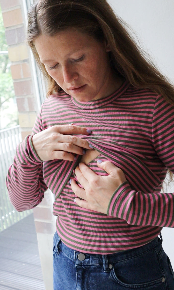 Langarm Stillshirt Zoe in rosa gestreift kombiniert mit blauer Jeans Detailaufnahme Überlappung