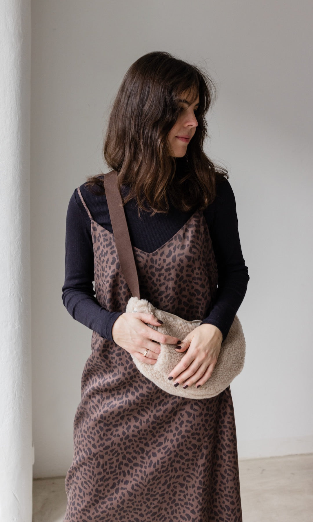 Schafwoll Crossbody Bag mit Handwärmer (Schurwolle) - abricot coco