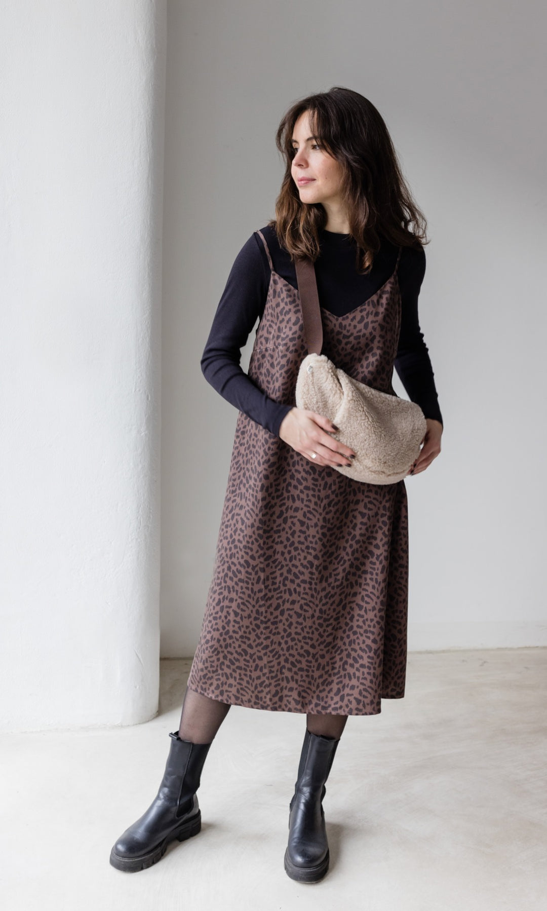 Schafwoll Crossbody Bag mit Handwärmer (Schurwolle) - abricot coco