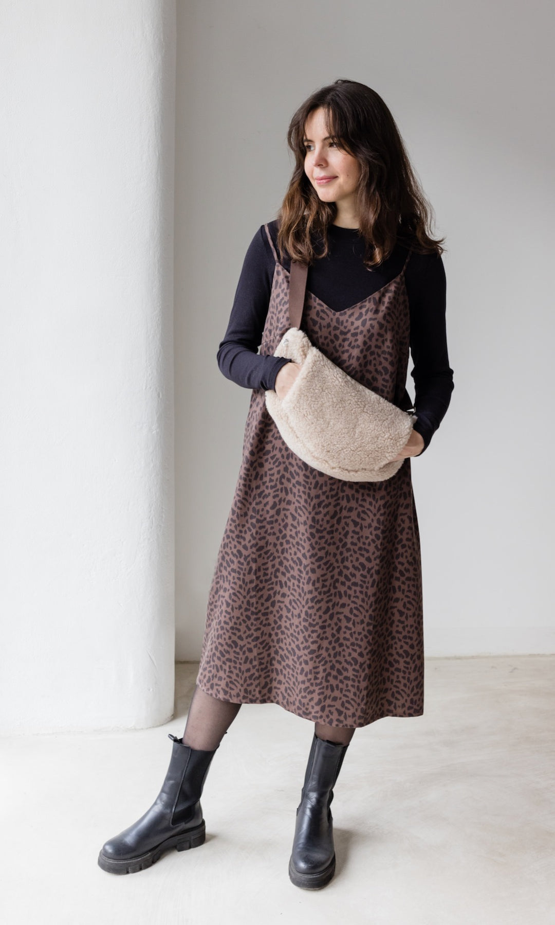 Schafwoll Crossbody Bag mit Handwärmer (Schurwolle) - abricot coco