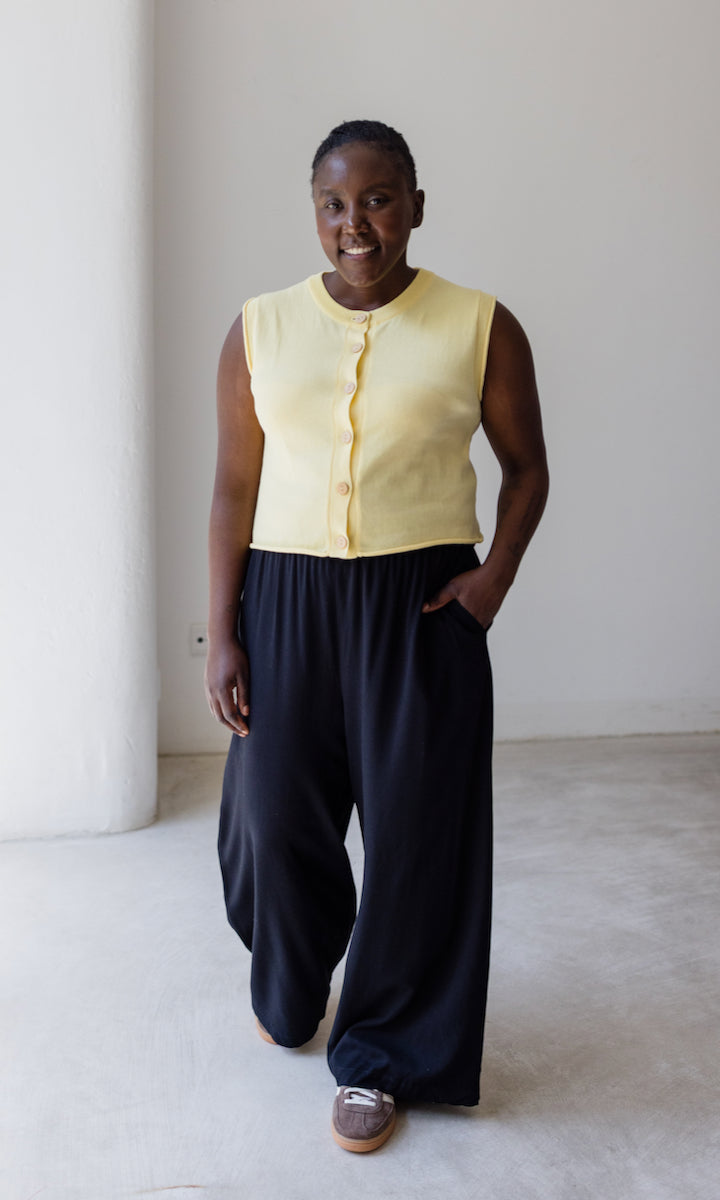 Strickweste mit Knöpfen aus Bio Baumwolle - abricot coco