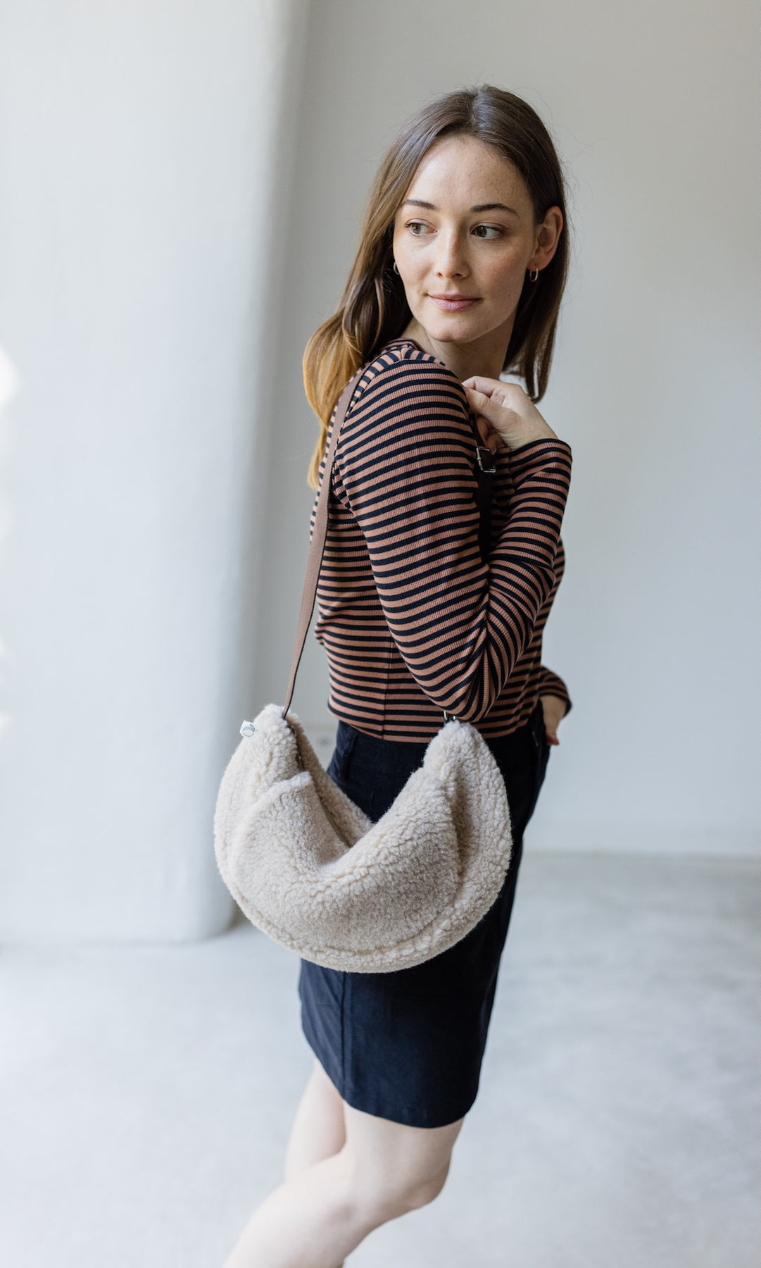 Schafwoll Crossbody Bag mit Handwärmer (Schurwolle) - abricot coco