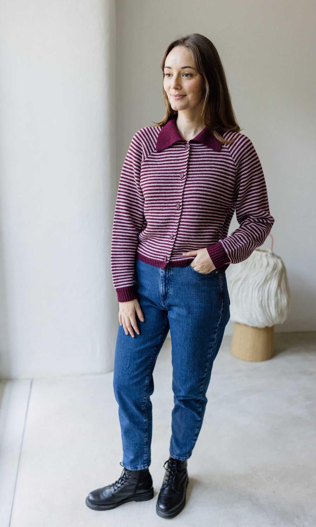 Gestreifte Strickjacke mit Kragen in Weinrot-Rosé