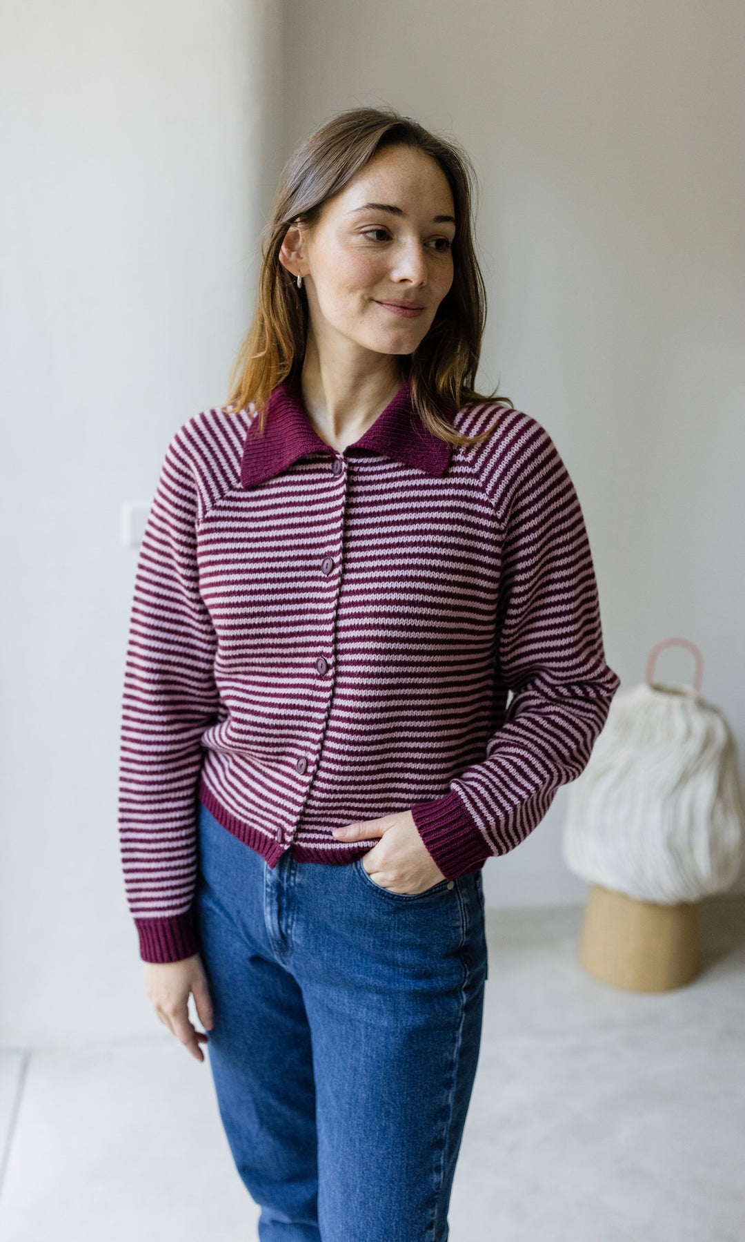 Gestreifte Strickjacke mit Kragen in Weinrot-Rosé