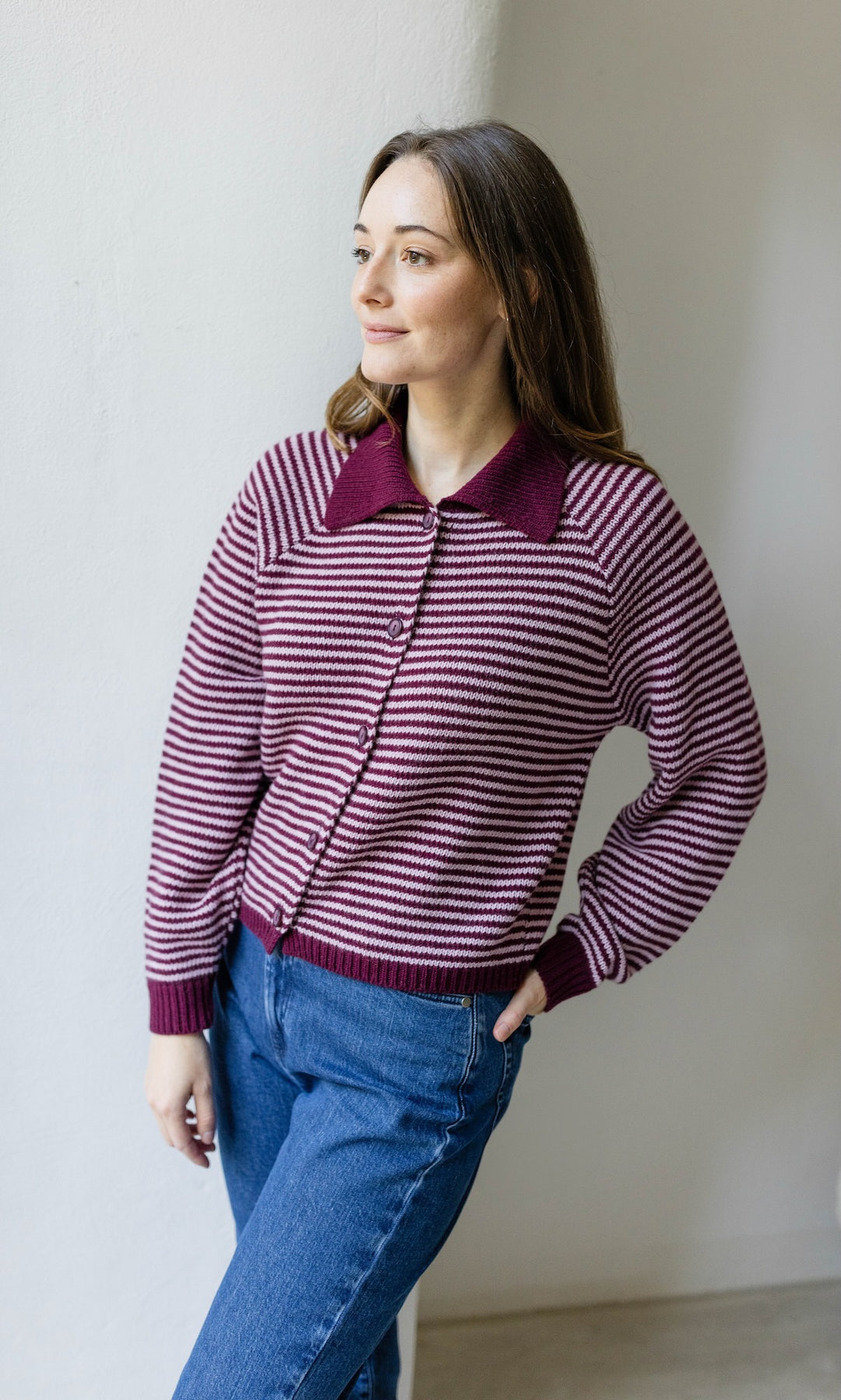 Gestreifte Strickjacke mit Kragen in Weinrot-Rosé