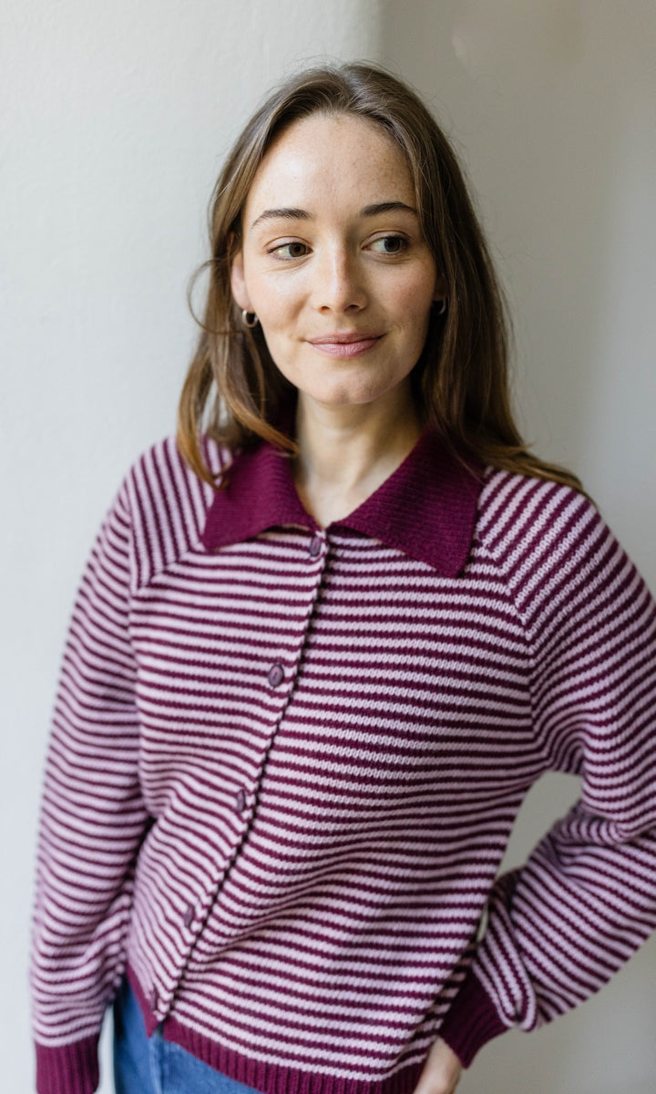 Gestreifte Strickjacke mit Kragen in Weinrot-Rosé